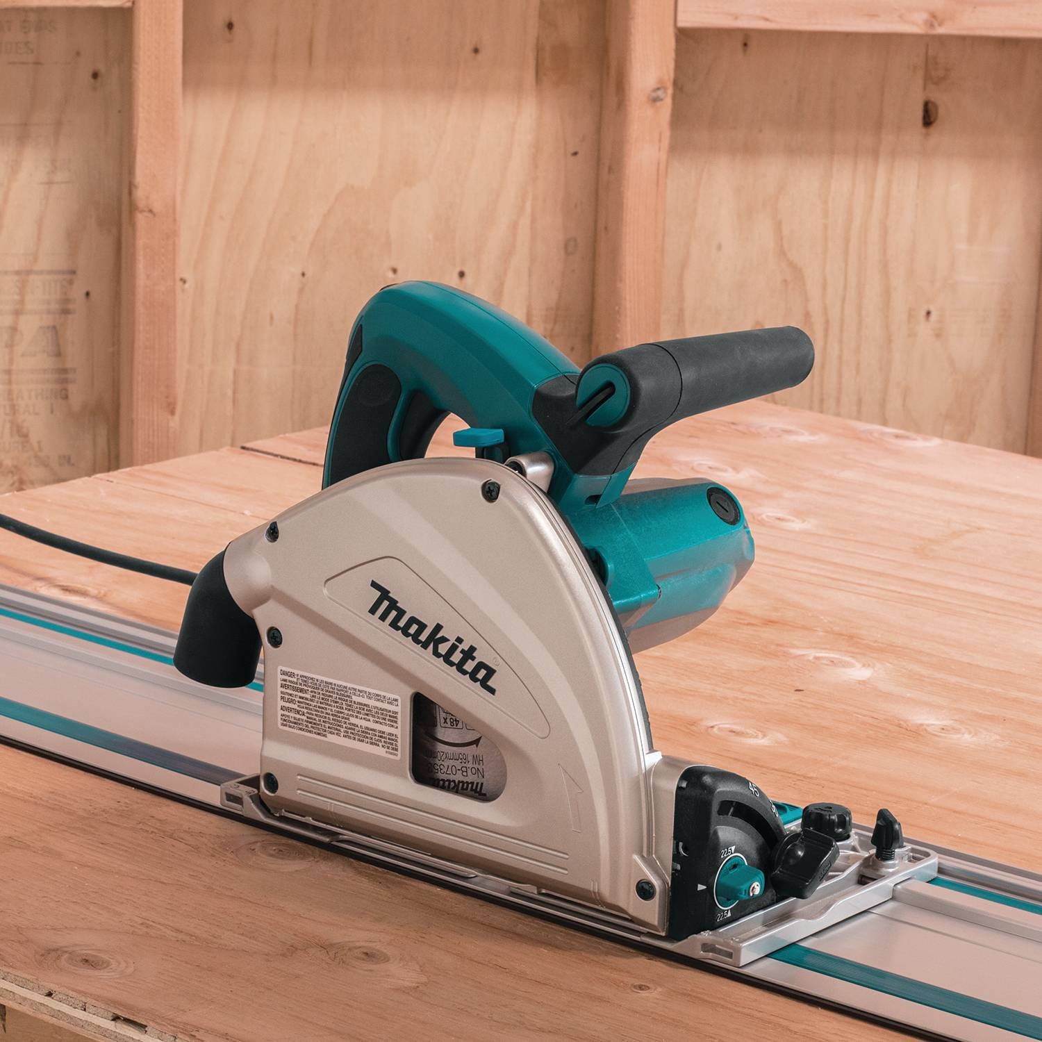 Makita SP6000J1 6-1/2" Plunge Circular Saw Kit, with Stackable Tool case and 55" Guide Rail