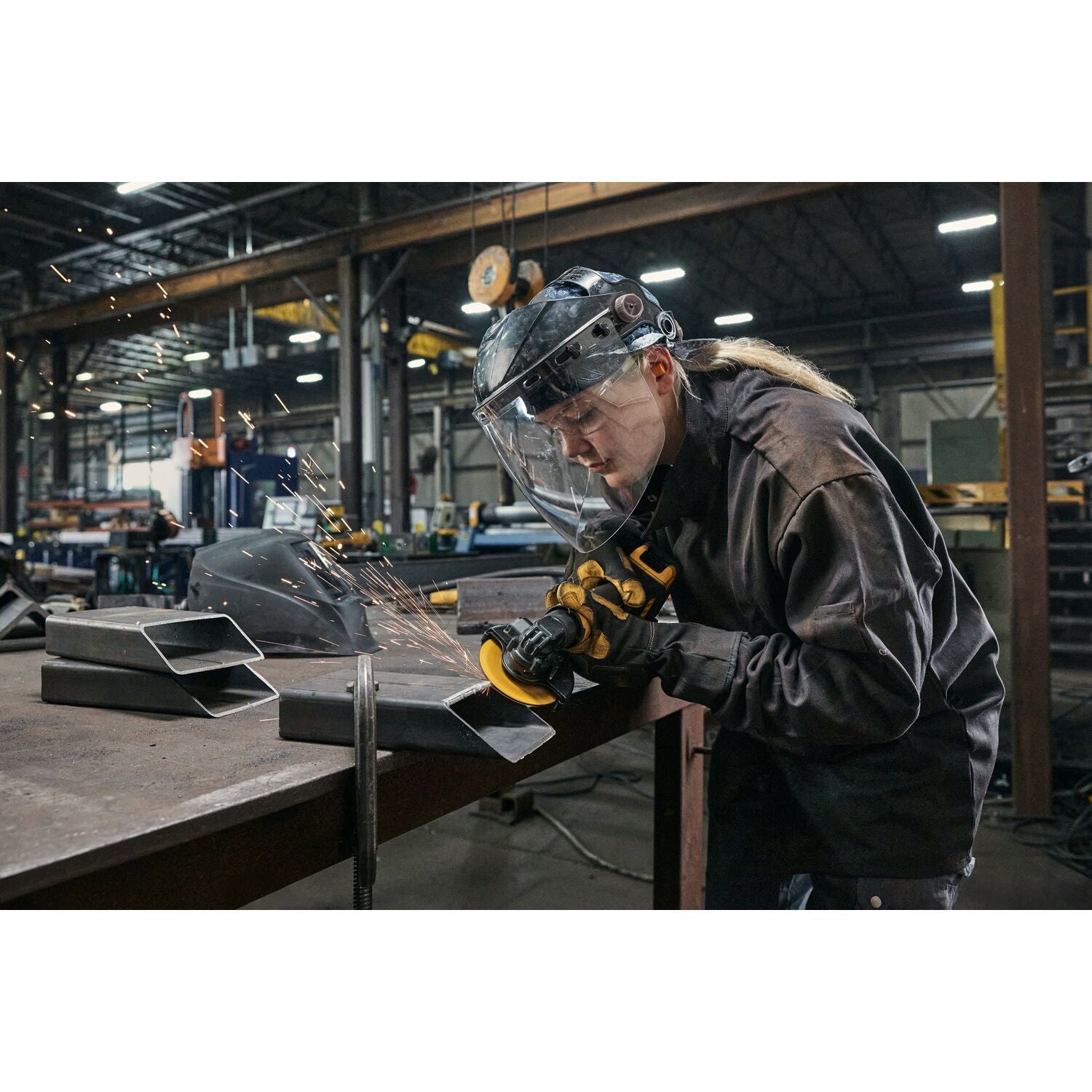 DeWALT DCG400S2 ATOMIC 20V MAX 4-in. Angle Grinder 3.5Ah XR POWERSTACK Kit