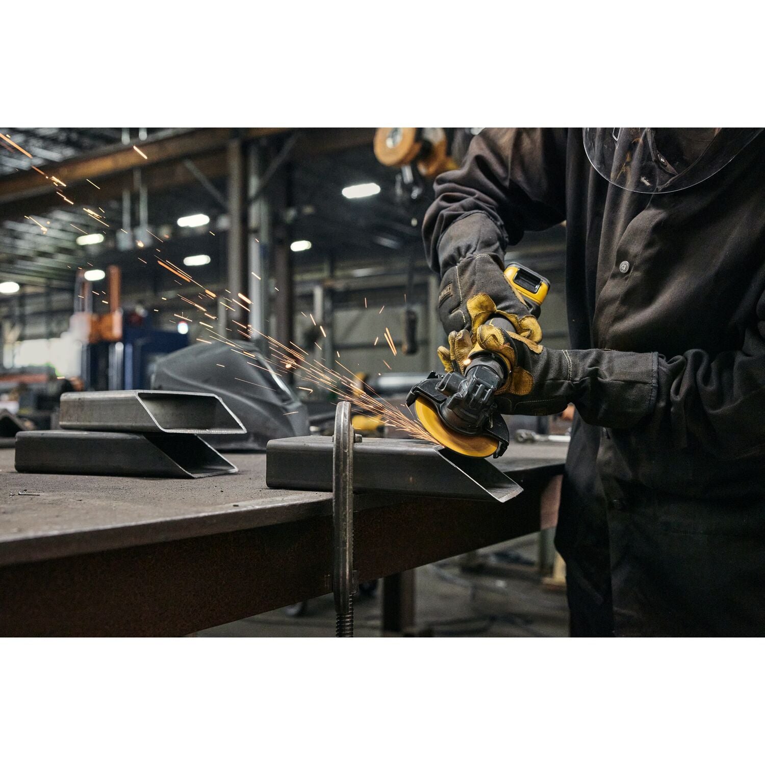 DeWALT DCG400S2 ATOMIC 20V MAX 4-in. Angle Grinder 3.5Ah XR POWERSTACK Kit