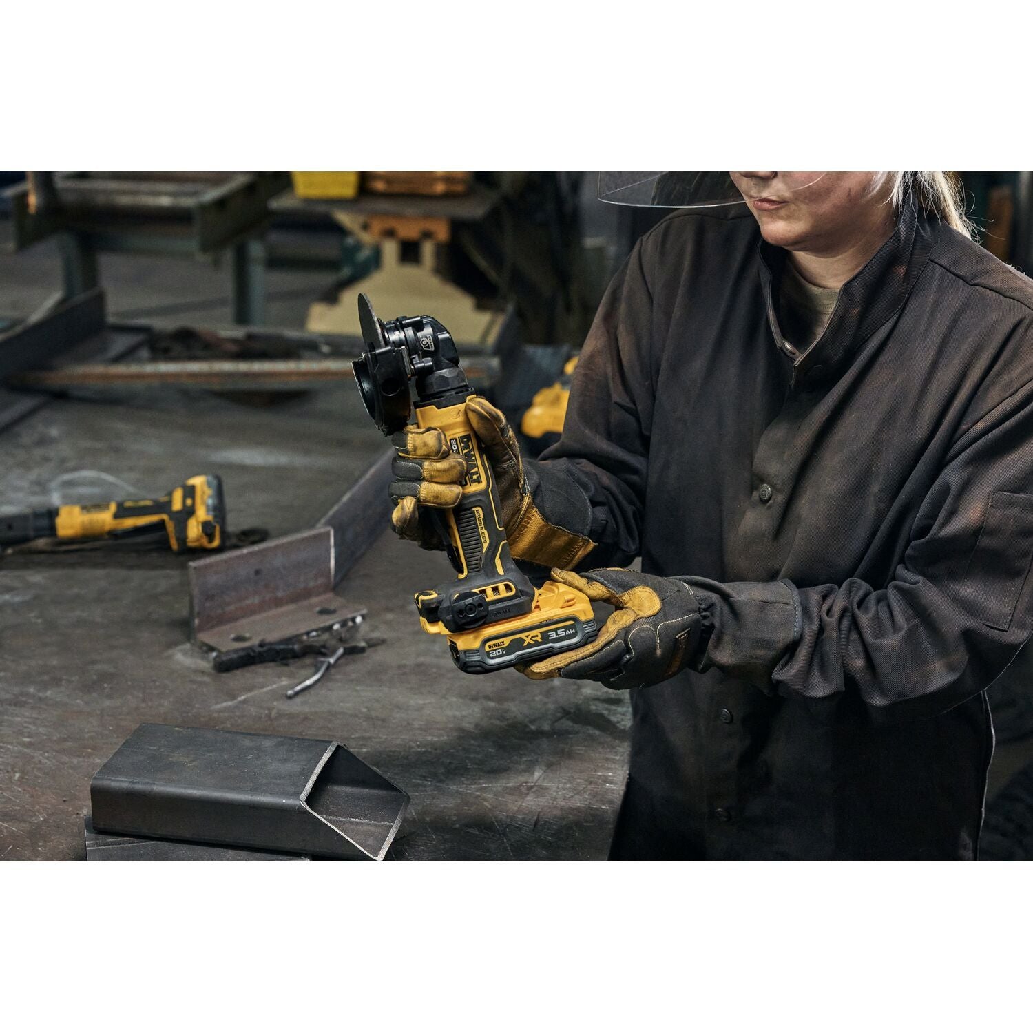 DeWALT DCG400S2 ATOMIC 20V MAX 4-in. Angle Grinder 3.5Ah XR POWERSTACK Kit