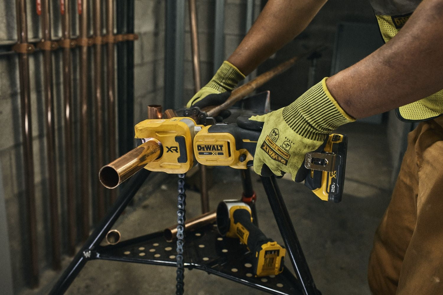 DeWALT DCE154E1 20V MAX* XR 1/4-in. to 1-1/4-in. Copper Tubing Cutter PowerStack Battery Kit
