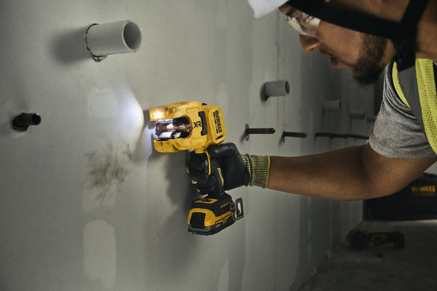 DeWALT DCE154E1 20V MAX* XR 1/4-in. to 1-1/4-in. Copper Tubing Cutter PowerStack Battery Kit