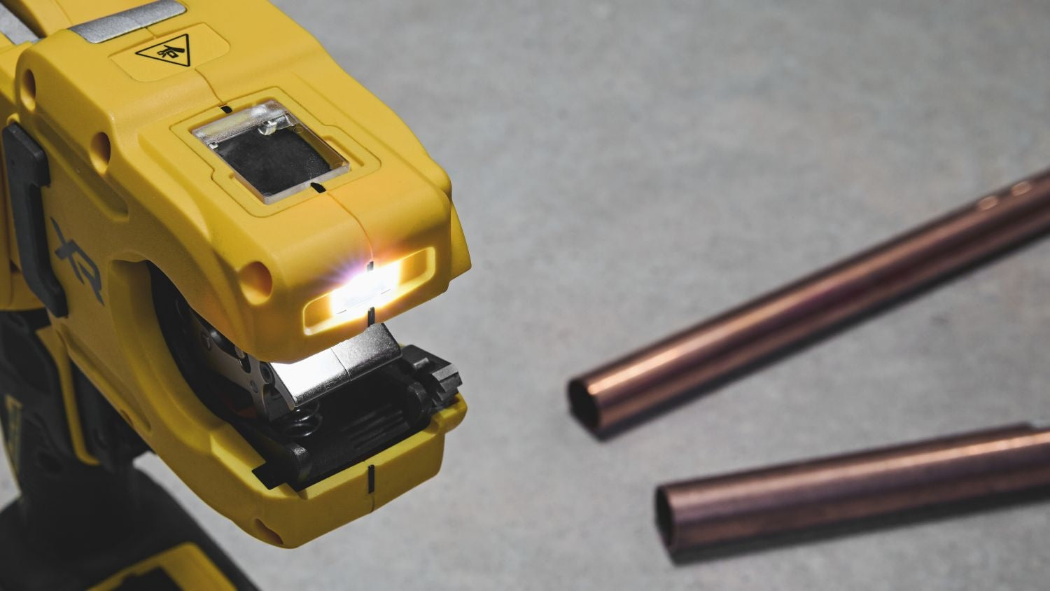 DeWALT DCE154E1 20V MAX* XR 1/4-in. to 1-1/4-in. Copper Tubing Cutter PowerStack Battery Kit