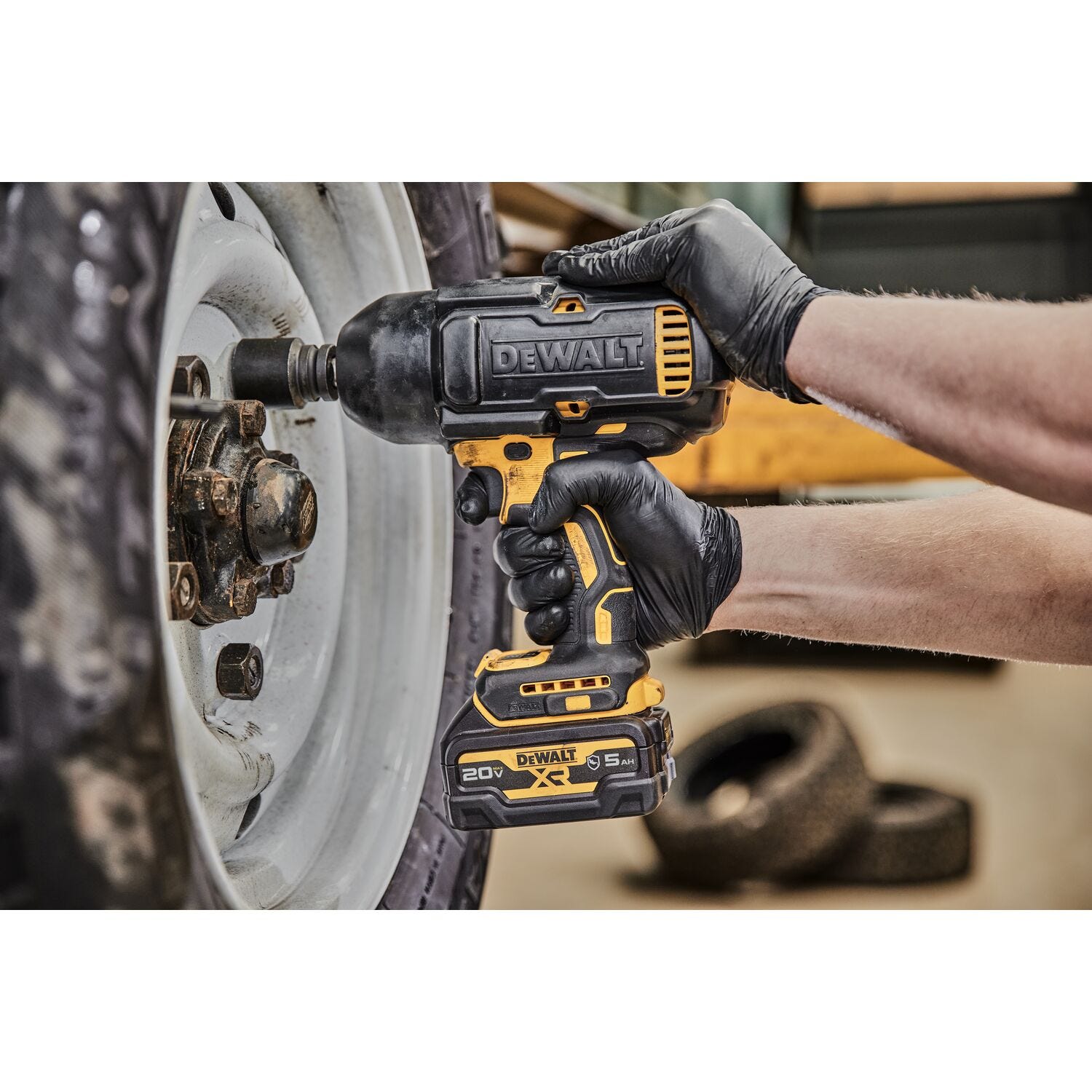 DeWalt DCF900GP2 20V MAX XR 1/2" High Torque Impact Wrench with Hog Ring Anvil 5.0Ah Kit