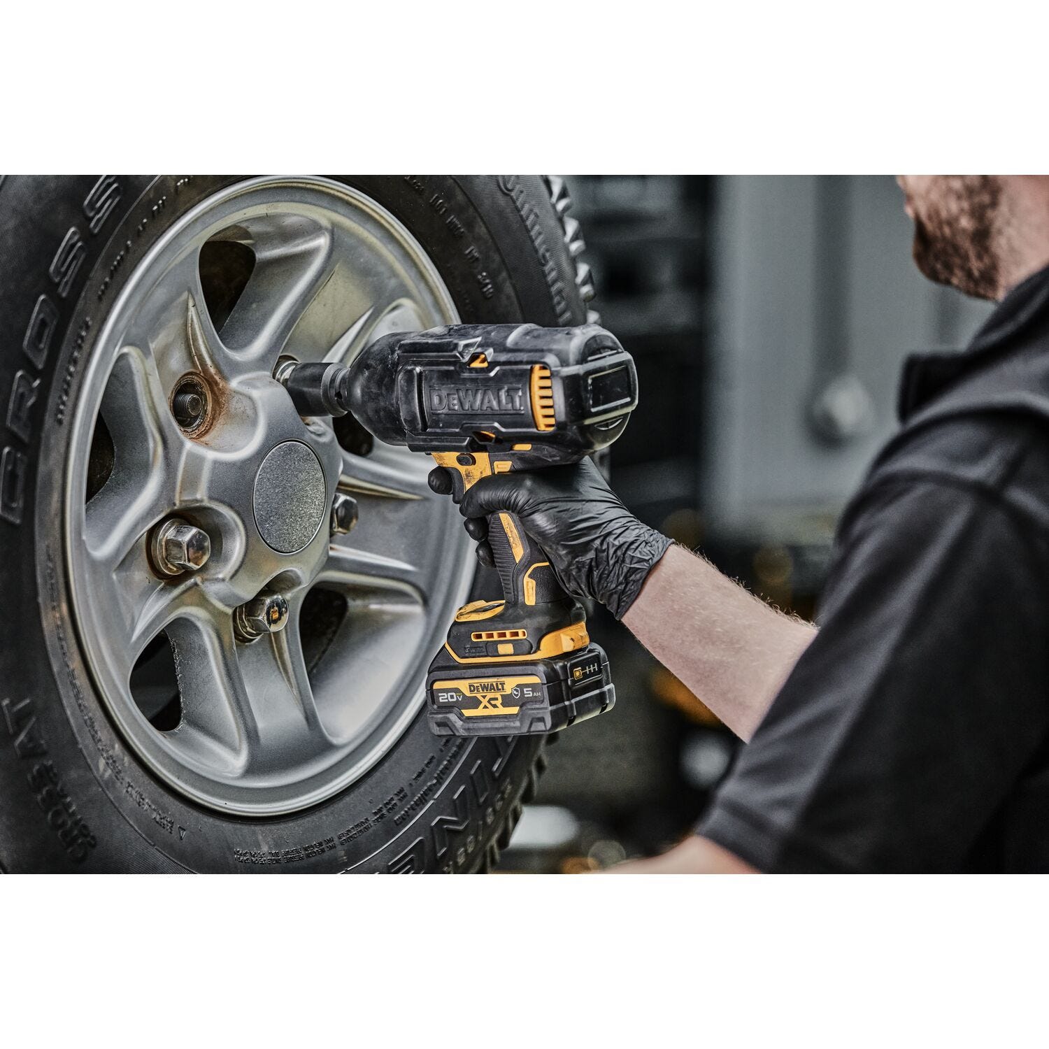 DeWalt DCF900GP2 20V MAX XR 1/2" High Torque Impact Wrench with Hog Ring Anvil 5.0Ah Kit