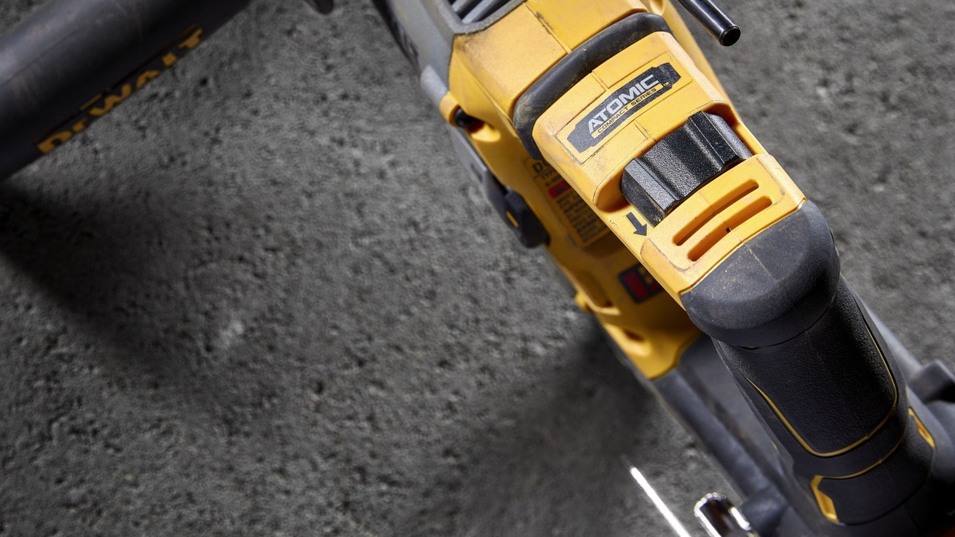 DEWALT DCH172D2 ATOMIC 20V MAX 5/8-in. Brushless SDS Plus Rotary Hammer 2.0Ah Kit