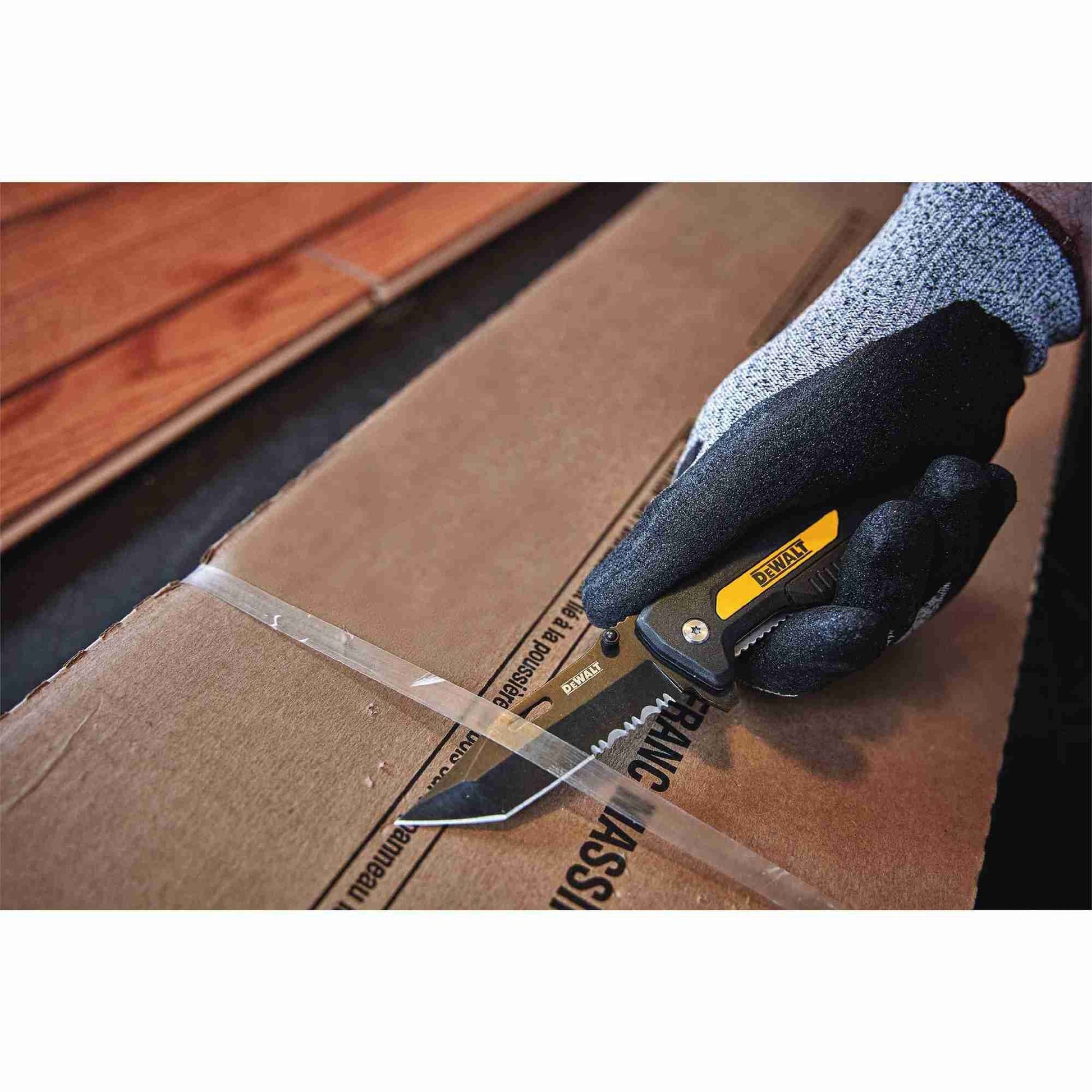 DeWalt DWHT10910 Pocket Knife With Ball-Bearing Assist