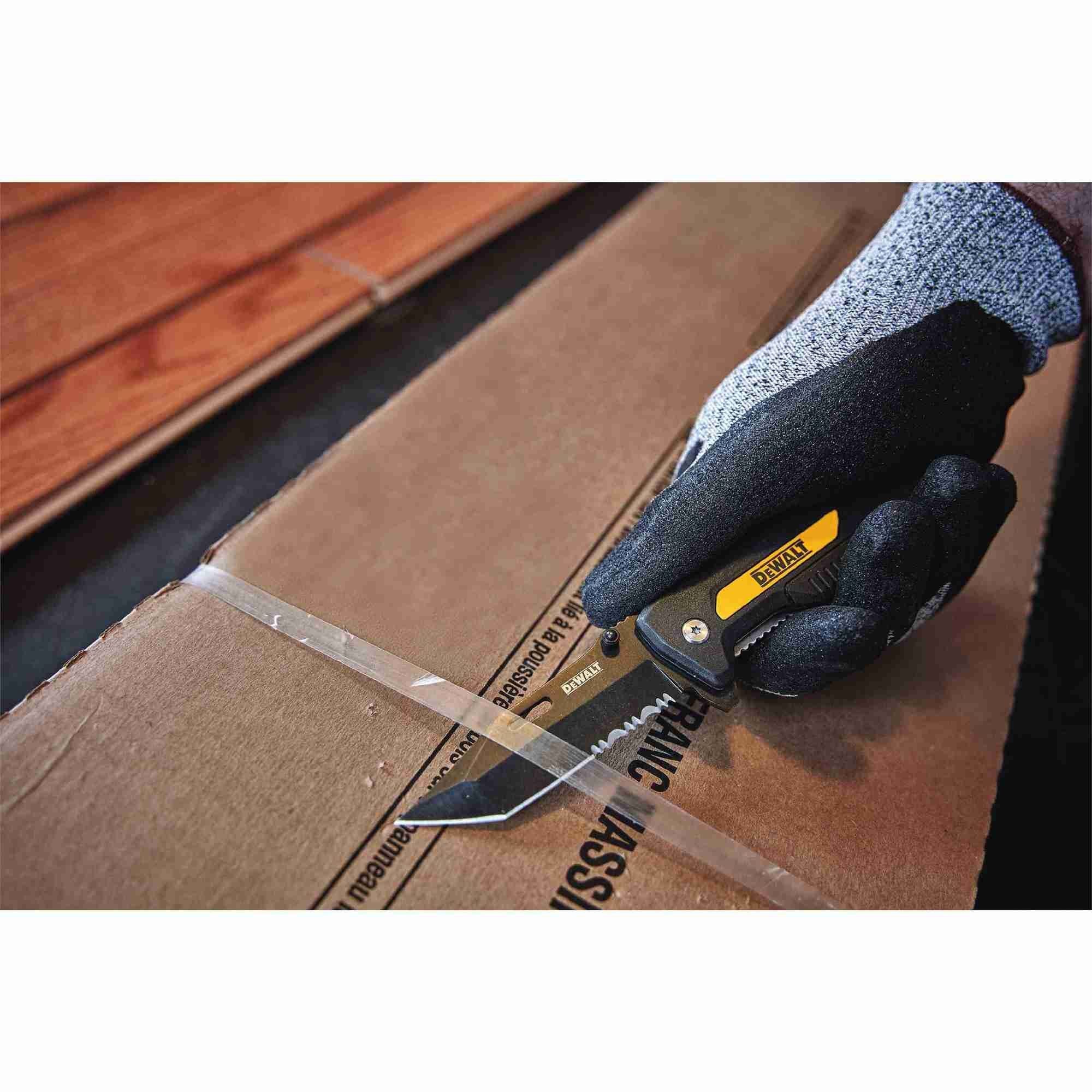 DeWalt DWHT10910 Pocket Knife With Ball-Bearing Assist