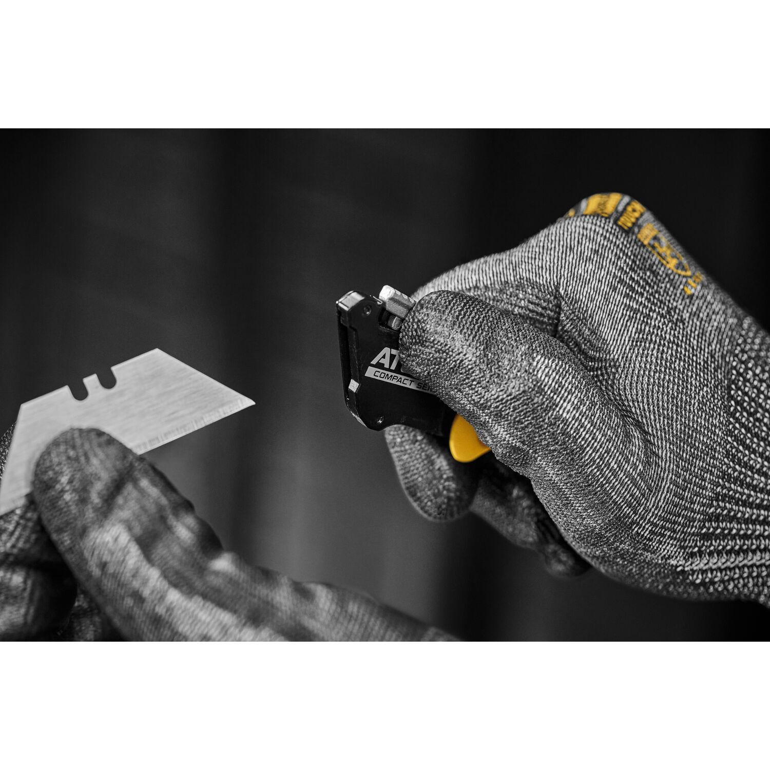 DeWalt DWHT10990 ATOMIC COMPACT SERIES Push and Flip Folding Utility Knife