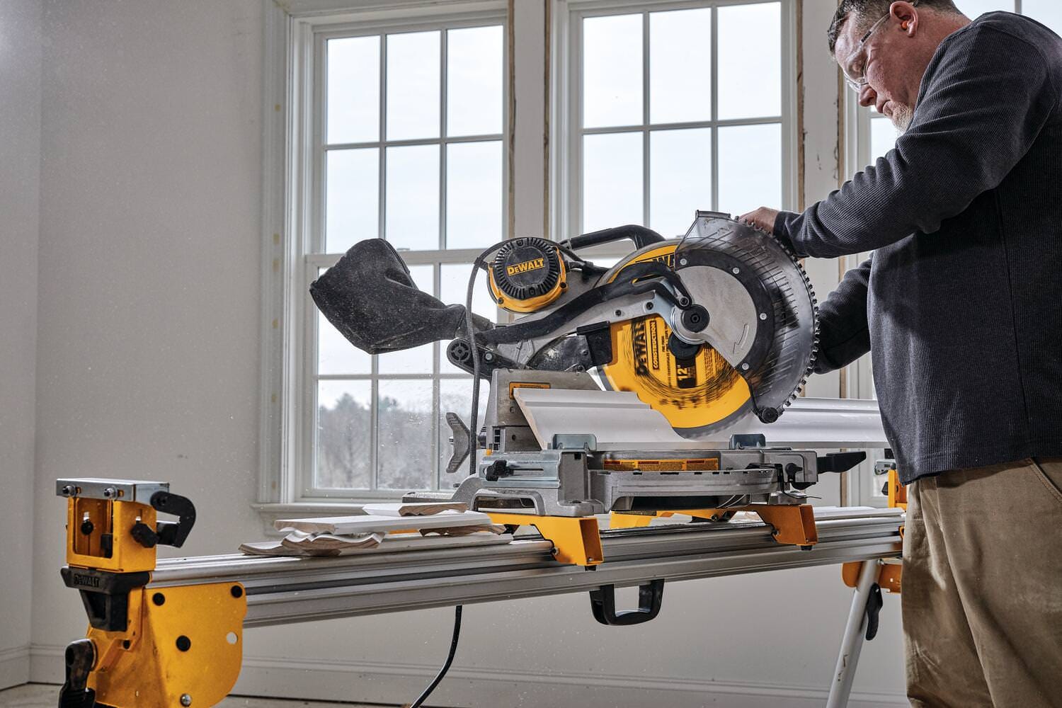 DeWalt DWS716XPS 15 Amp 12 in. Electric Double-Bevel Compound Miter Saw with CUTLINE(TM)