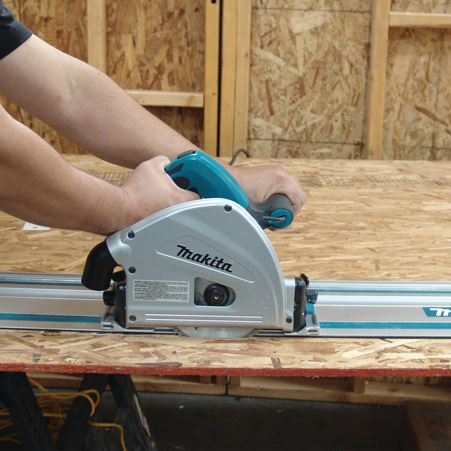 Makita SP6000J1 6-1/2" Plunge Circular Saw Kit, with Stackable Tool case and 55" Guide Rail