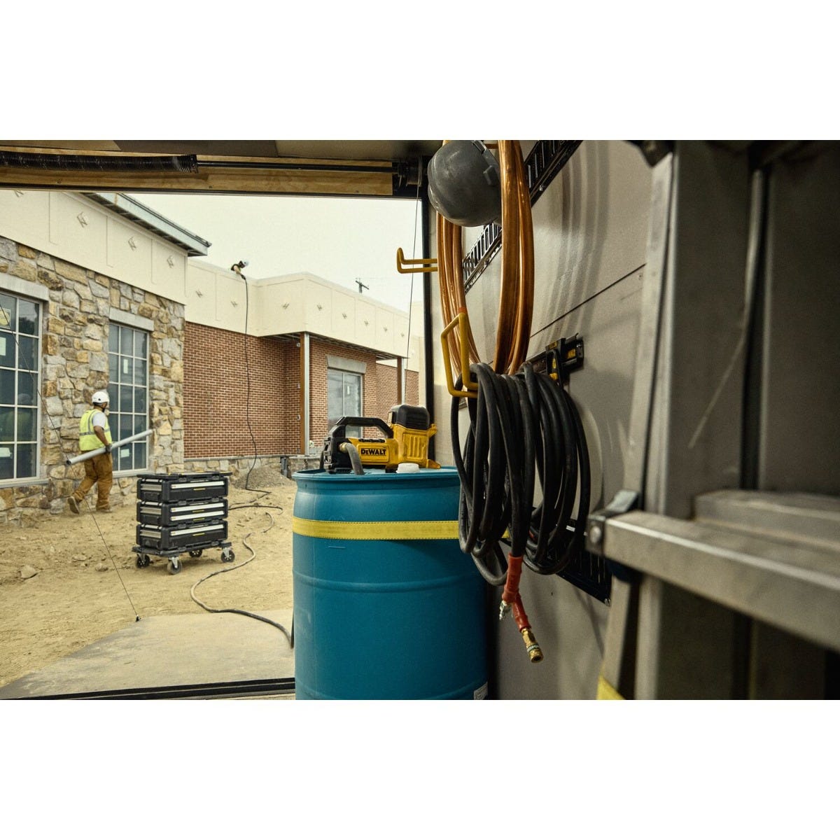 DeWALT DCE050P1 20V MAX Cordless Transfer Pump 5.0Ah Kit