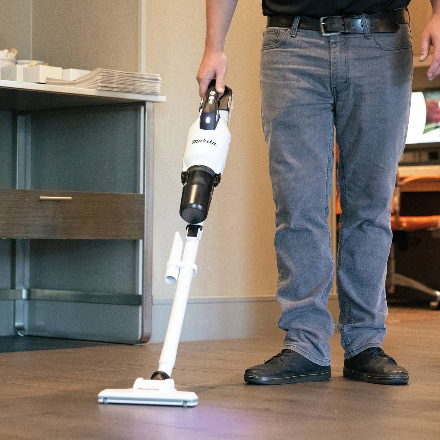Makita GLC03Z 40V max XGT Brushless Cordless Cyclonic 4-Speed HEPA Filter Compact Stick Vacuum, Tool Only