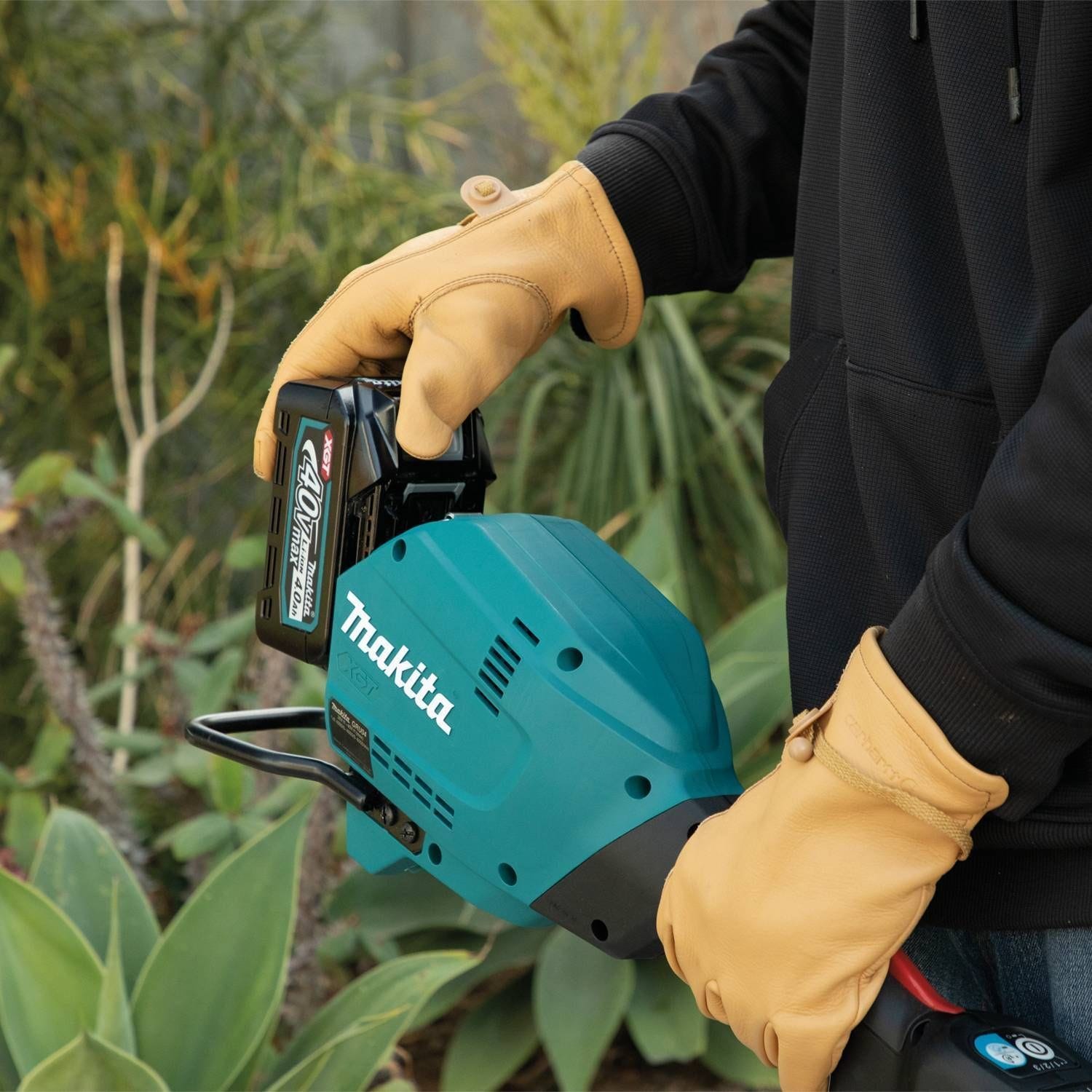 Makita GRU04M1 40V max XGT Brushless Cordless 17" High Torque String Trimmer Kit (4.0Ah)
