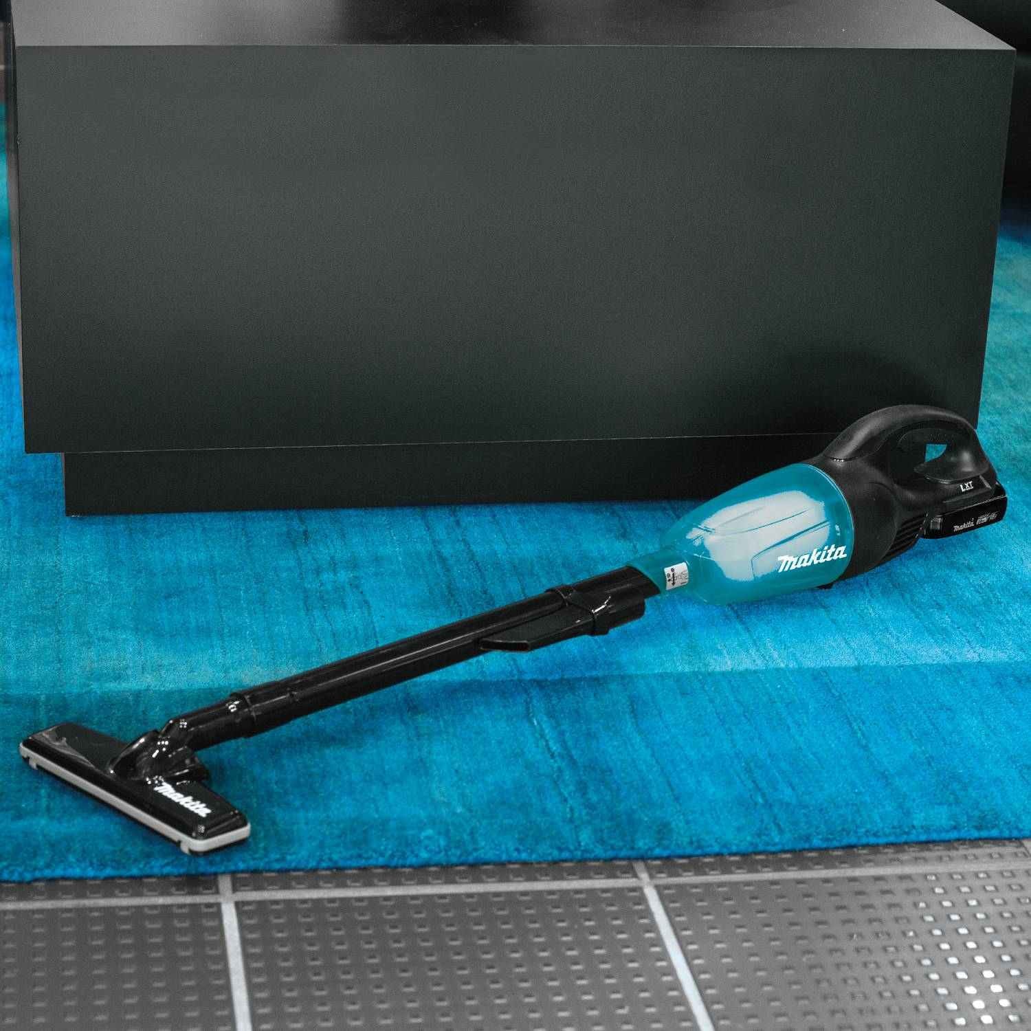 Makita XLC02R1B 18V LXT Lithium-Ion Compact Cordless Vacuum Kit (2.0Ah)