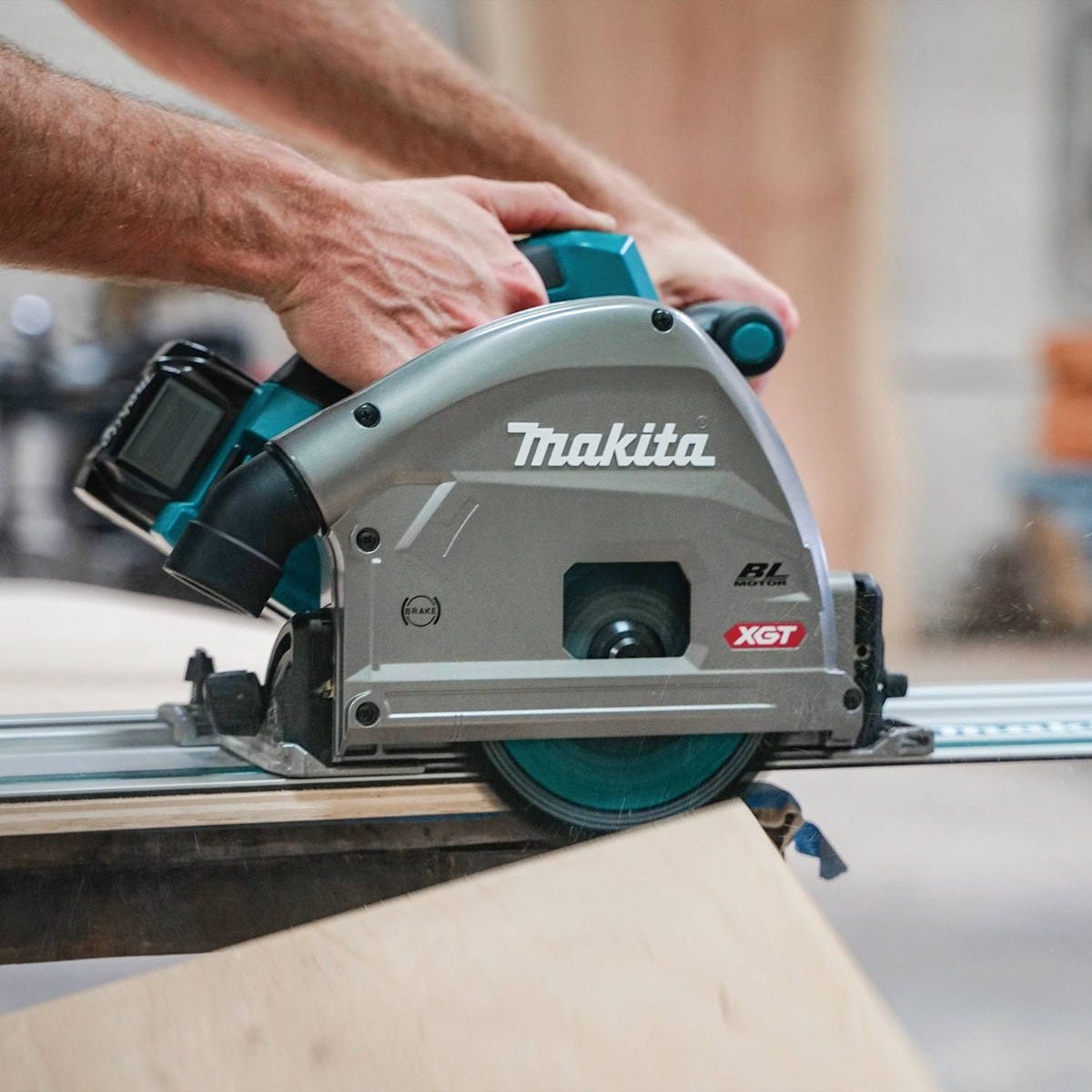 Makita GPS01M1J 40V max XGT Brushless Cordless 6-1/2" Plunge Circular Saw Kit, AWS Capable (4.0Ah)