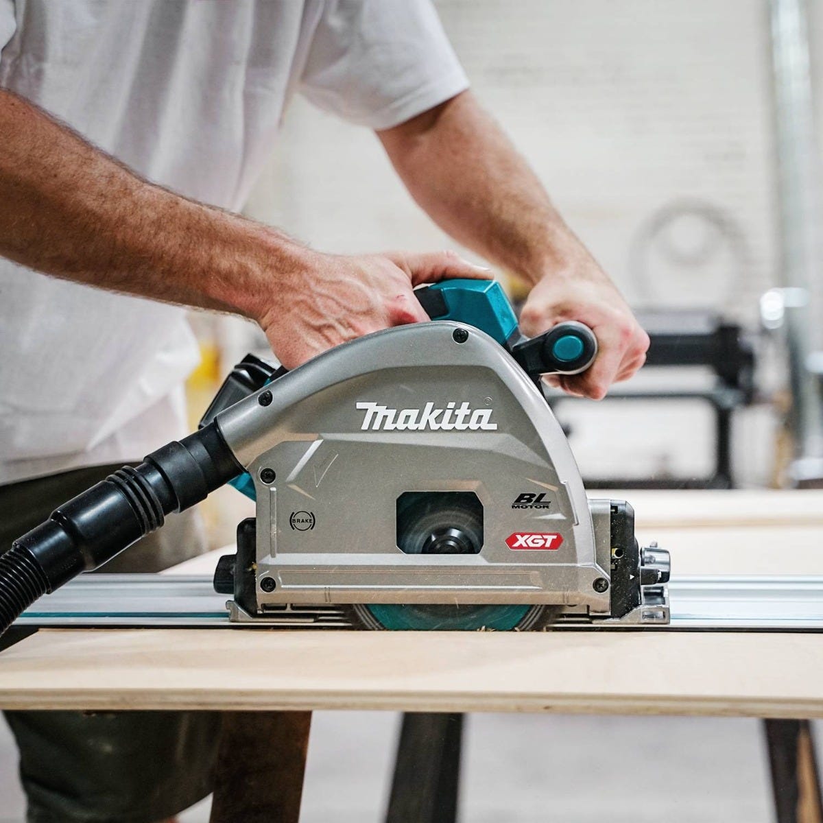 Makita GPS01M1J 40V max XGT Brushless Cordless 6-1/2" Plunge Circular Saw Kit, AWS Capable (4.0Ah)