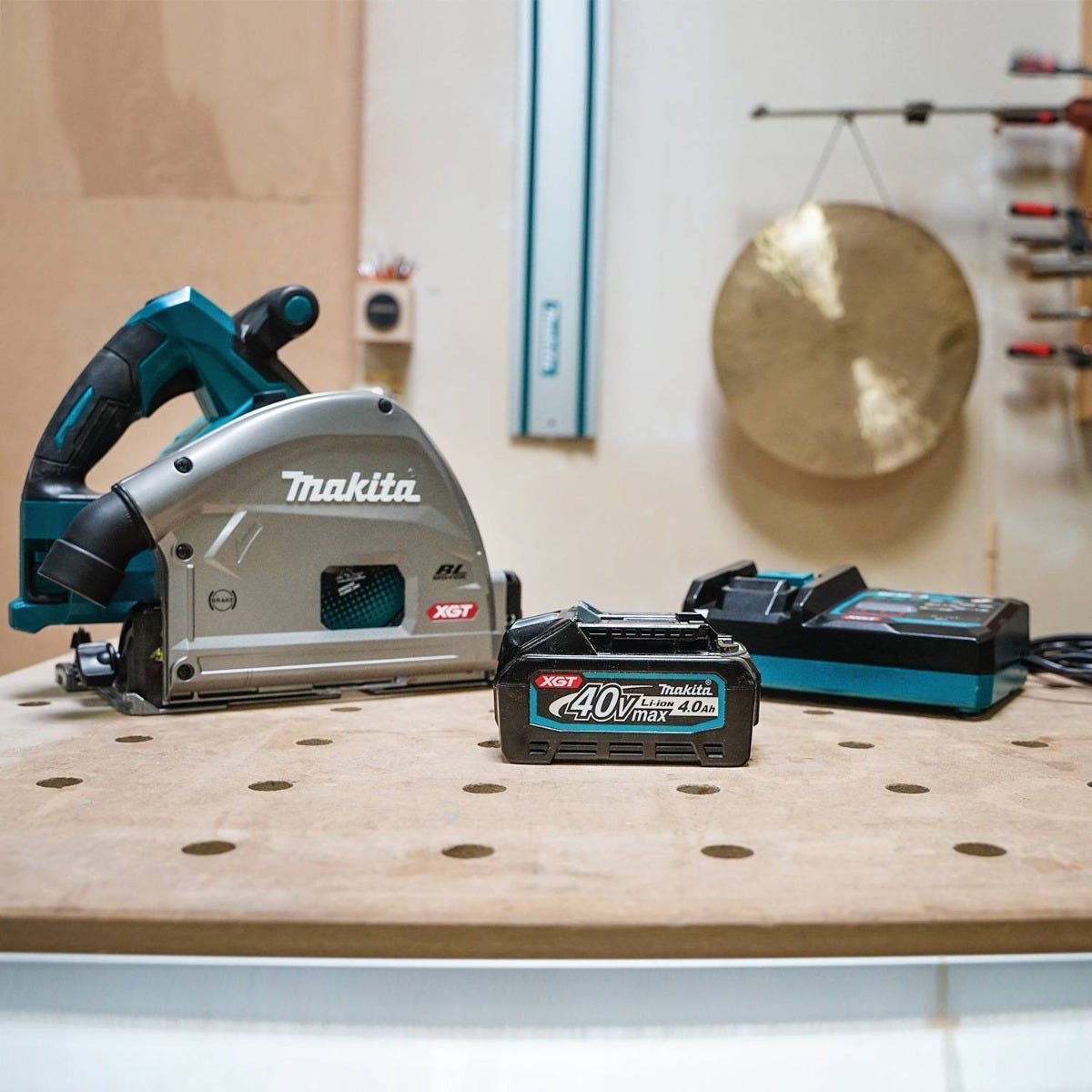 Makita GPS01M1J 40V max XGT Brushless Cordless 6-1/2" Plunge Circular Saw Kit, AWS Capable (4.0Ah)