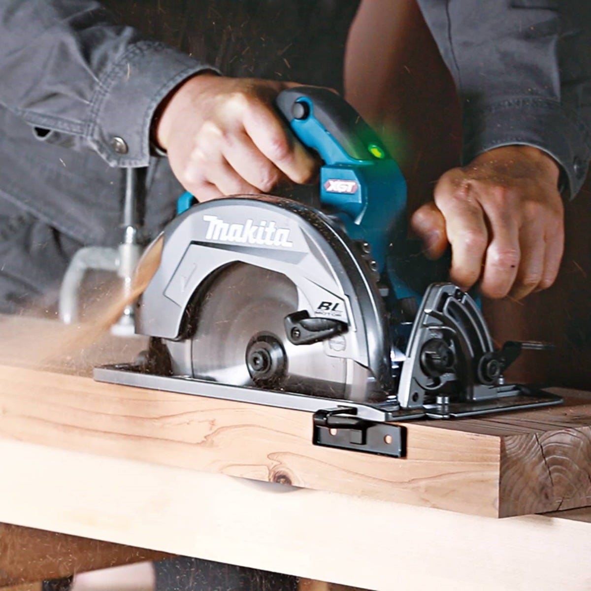 Makita GSH01M1 40V max XGT Brushless Cordless 7-1/4" Circular Saw Kit, AWS Capable (4.0Ah)