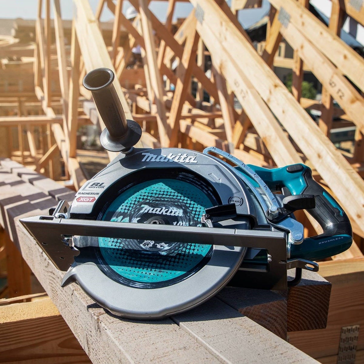 Makita GSR02M1 40V max XGT Brushless Cordless Rear Handle 10-1/4" Circular Saw Kit, AWS Capable (4.0Ah)