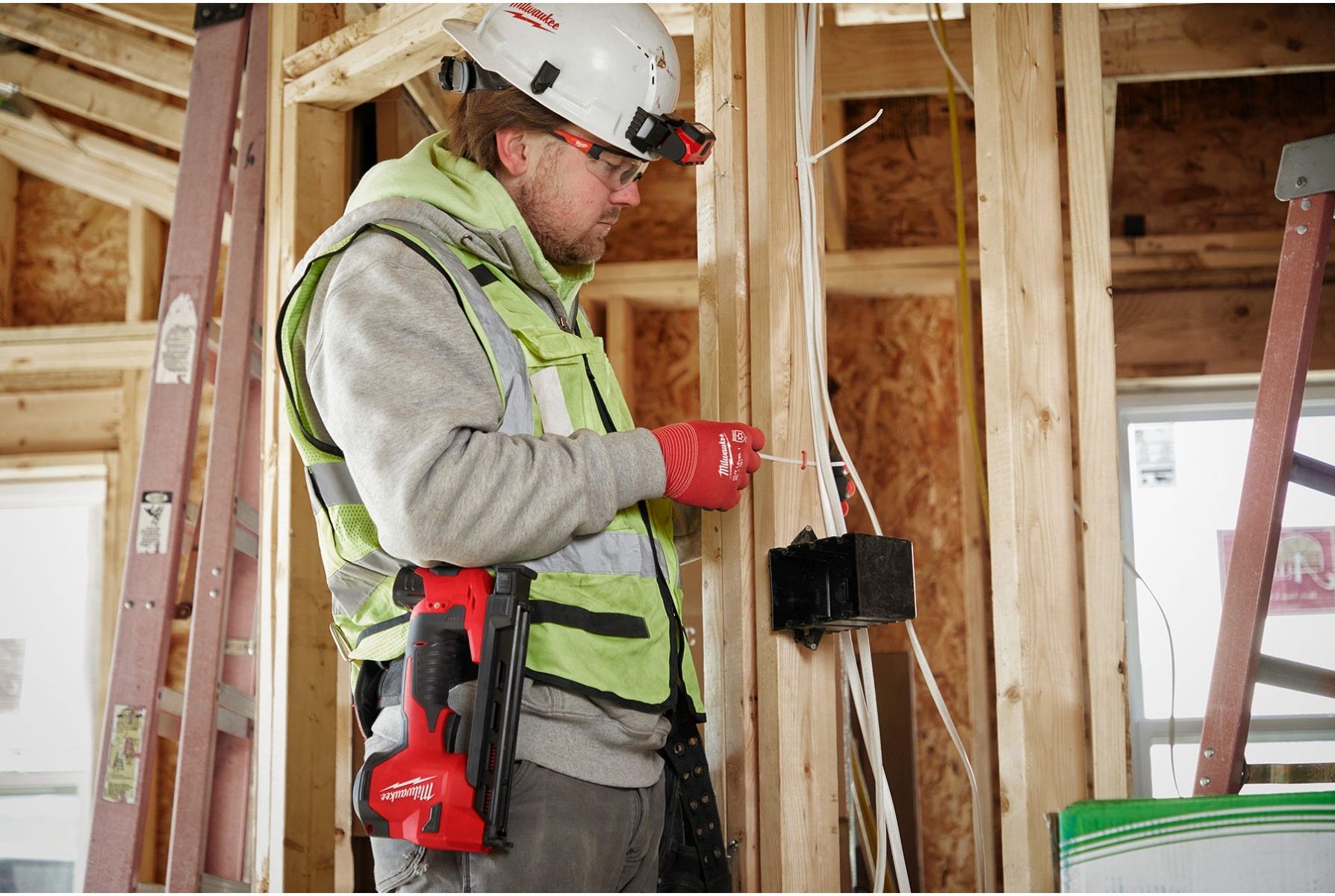 Milwaukee 2448-21 M12 Cable Stapler Kit with 1,200 Staples