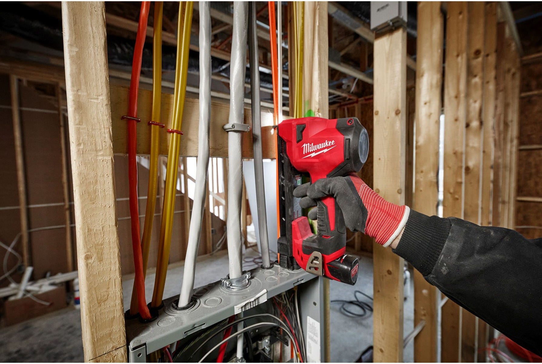 Milwaukee 2448-21 M12 Cable Stapler Kit with 1,200 Staples