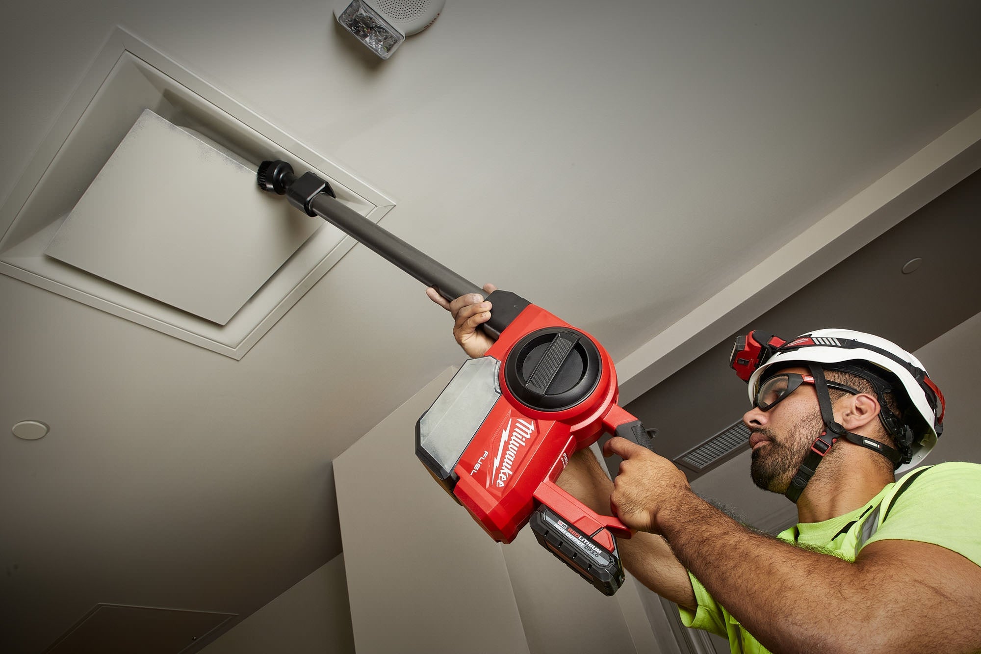 Milwaukee 0940-20-48-11-1820 M18 FUEL Compact Vacuum with 2.0Ah Compact Battery Pack