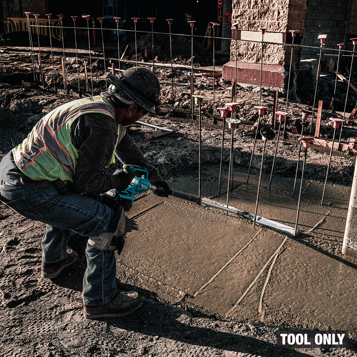 Makita 40V max XGT Brushless Vibratory Screed Power Head (VL001GZ) - in use on the job 5