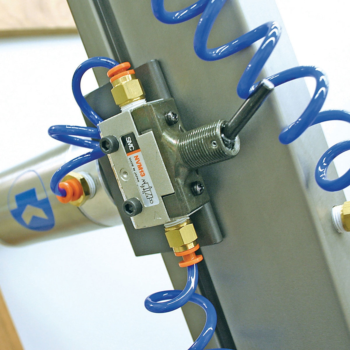 Kreg KFT4X8 4' x 8' Face-Framing Table clamping cylinder detail showing pneumatic pressure control for cabinet face-frame assembly