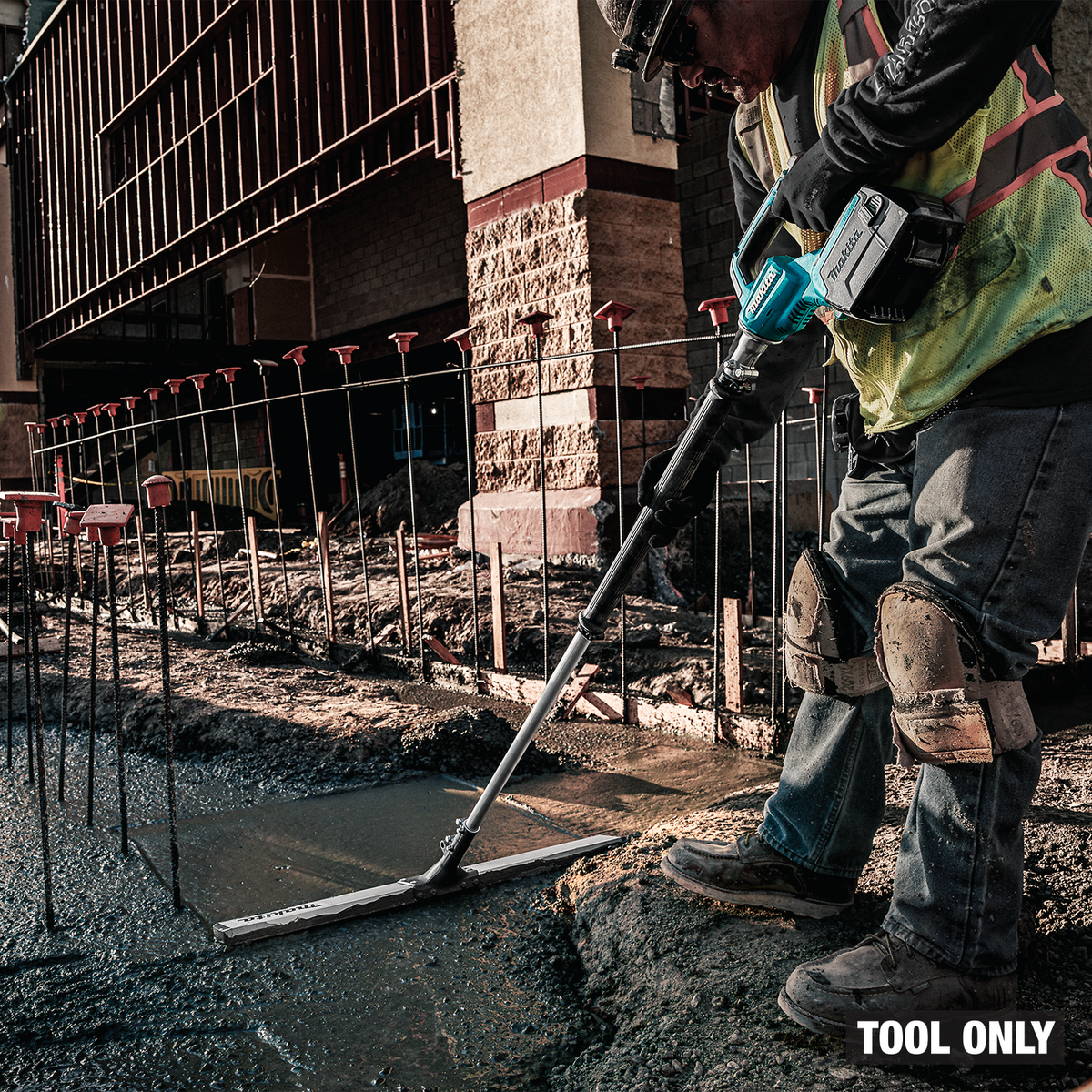 Makita 40V max XGT Brushless Vibratory Screed Power Head (VL001GZ) - in use on the job 3