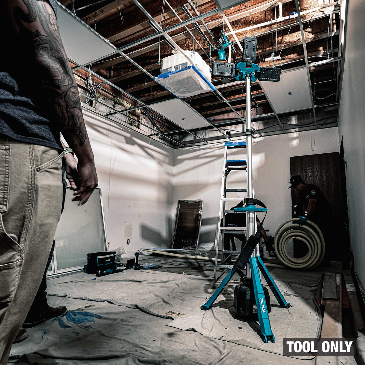 Makita 40V max XGT / 18V LXT 15,000-Lumen Cordless Tower Work Light, Tool Only in use (ML014G)