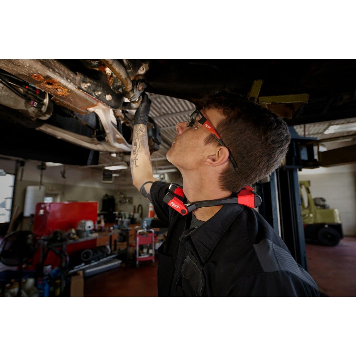 Milwaukee REDLITHIUM USB Bluetooth Jobsite Ear Buds with REDLITHIUM USB 400-Lumen Neck Light