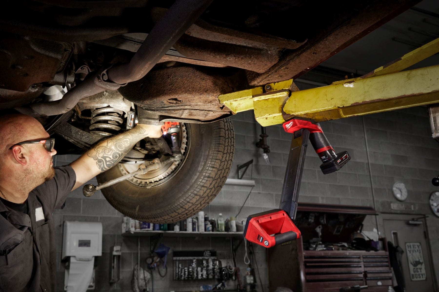 Milwaukee 2126-21XC M12 Underbody 1,200-Lumen Articulating Light 4.0Ah Kit