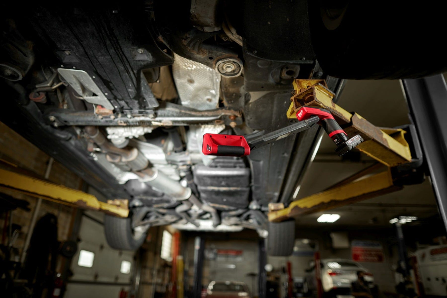 Milwaukee 2126-21XC M12 Underbody 1,200-Lumen Articulating Light 4.0Ah Kit