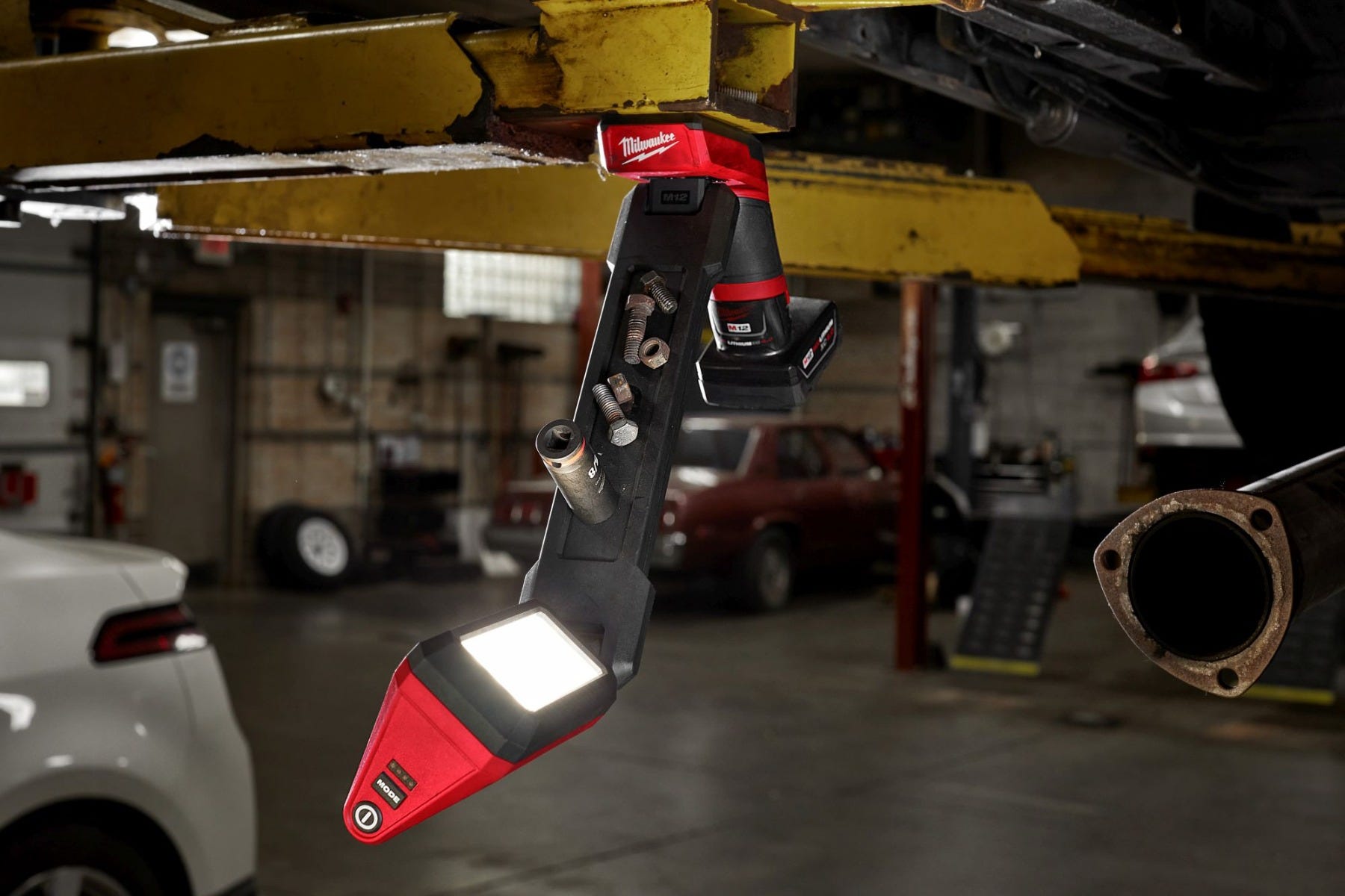 Milwaukee 2126-21XC M12 Underbody 1,200-Lumen Articulating Light 4.0Ah Kit