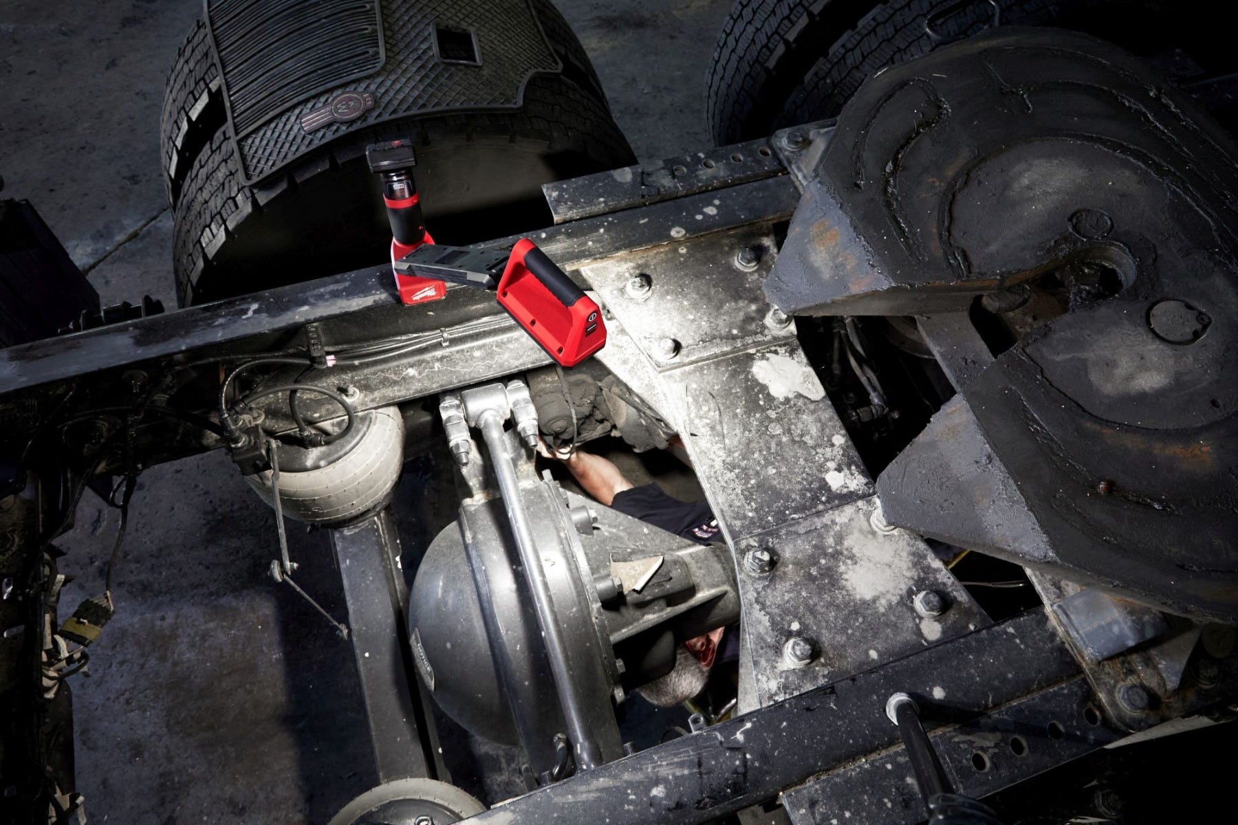 Milwaukee 2126-21XC M12 Underbody 1,200-Lumen Articulating Light 4.0Ah Kit