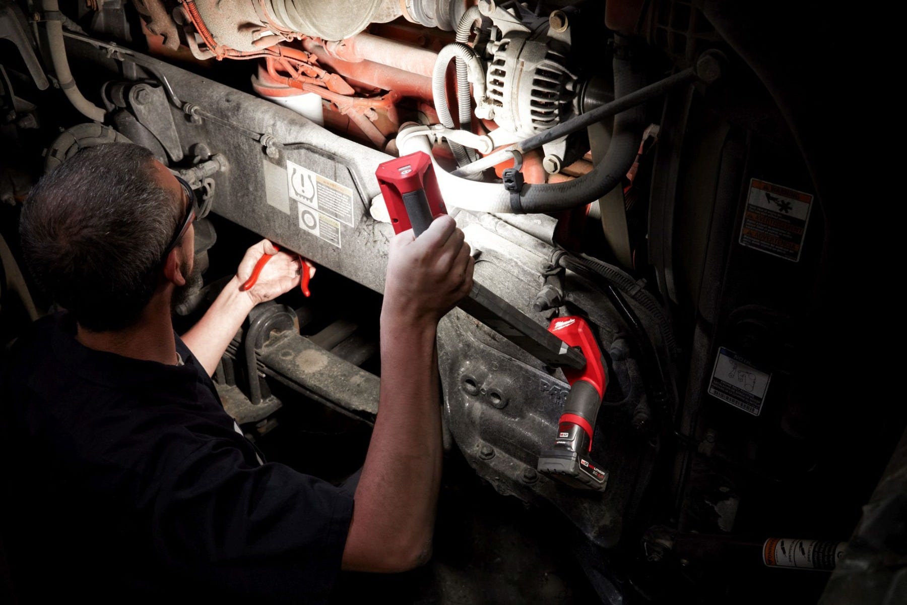 Milwaukee 2126-21XC M12 Underbody 1,200-Lumen Articulating Light 4.0Ah Kit