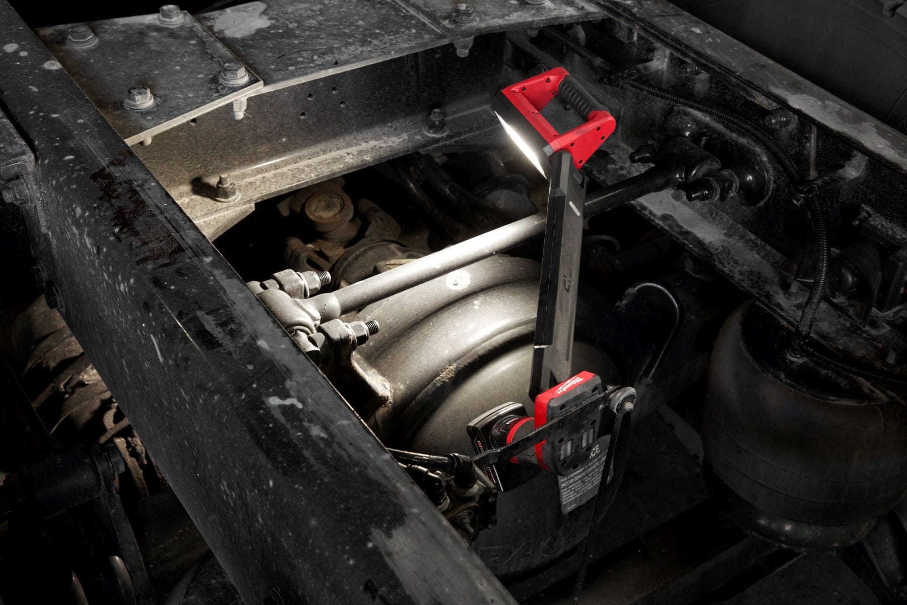 Milwaukee 2126-21XC M12 Underbody 1,200-Lumen Articulating Light 4.0Ah Kit