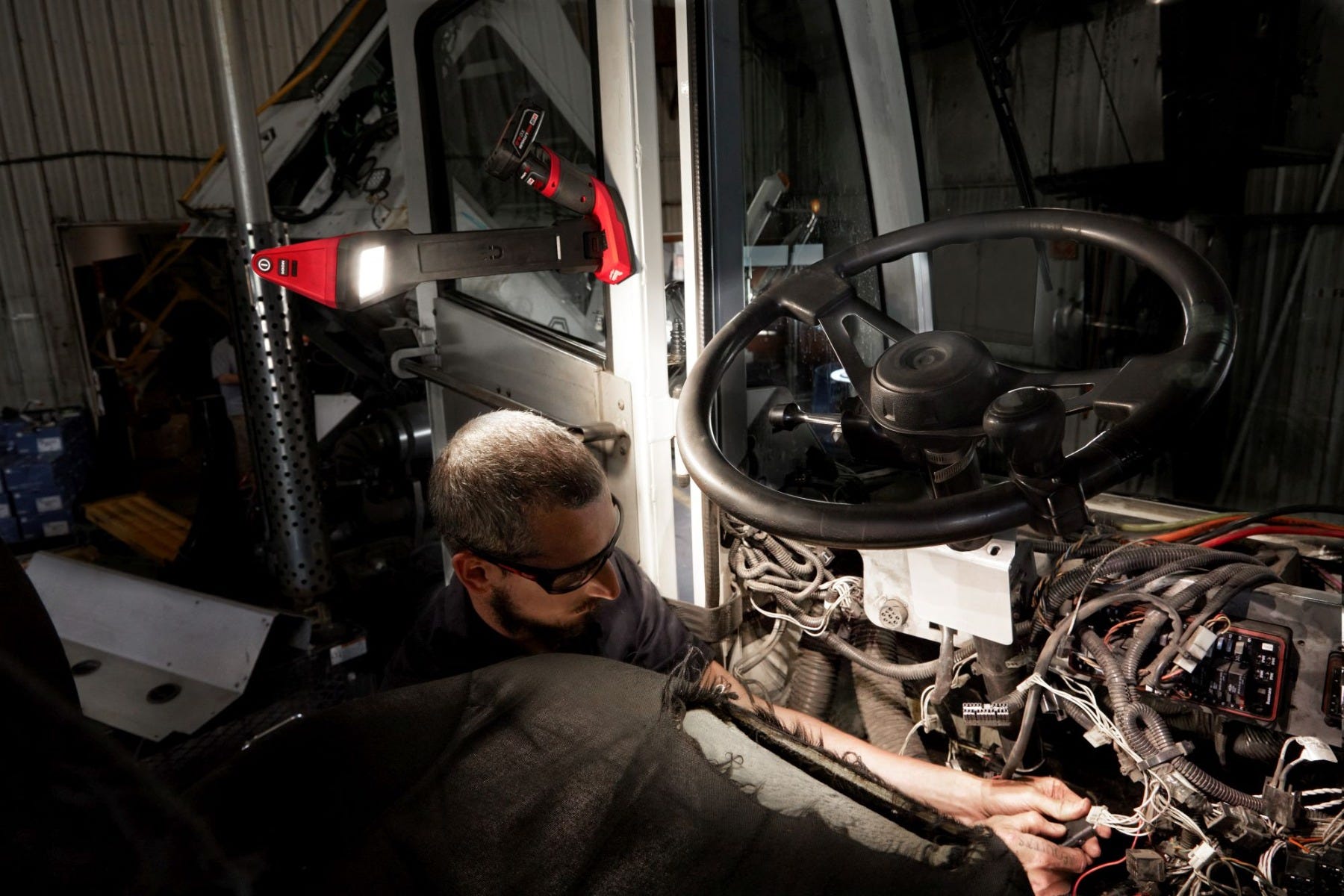 Milwaukee 2126-21XC M12 Underbody 1,200-Lumen Articulating Light 4.0Ah Kit