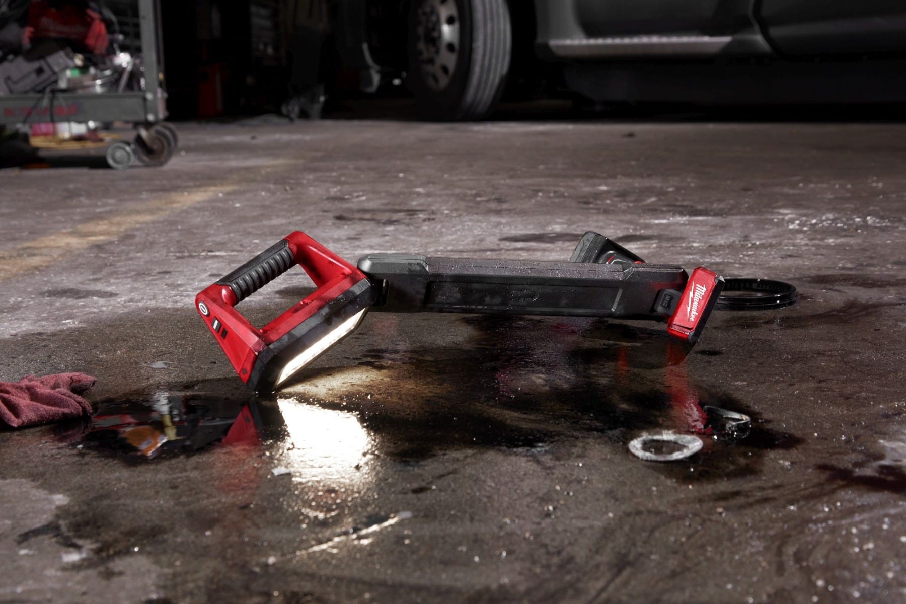 Milwaukee 2126-21XC M12 Underbody 1,200-Lumen Articulating Light 4.0Ah Kit