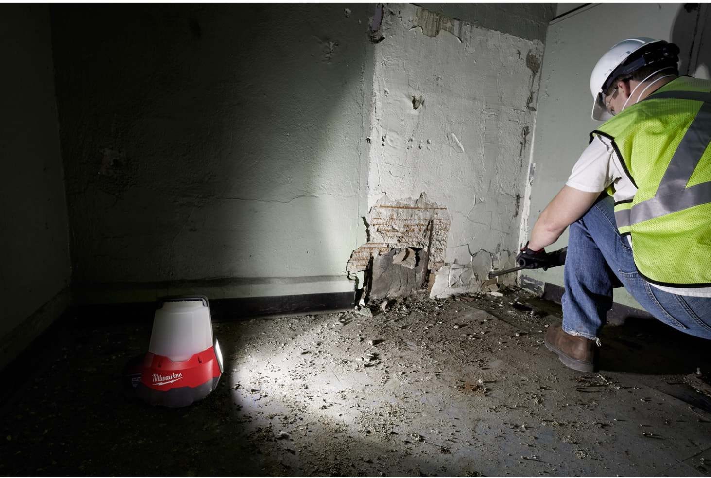 Milwaukee 2144-20 M18 RADIUS Compact 2,200-Lumen Site Light w/ Flood Mode, Tool Only (PROMO)
