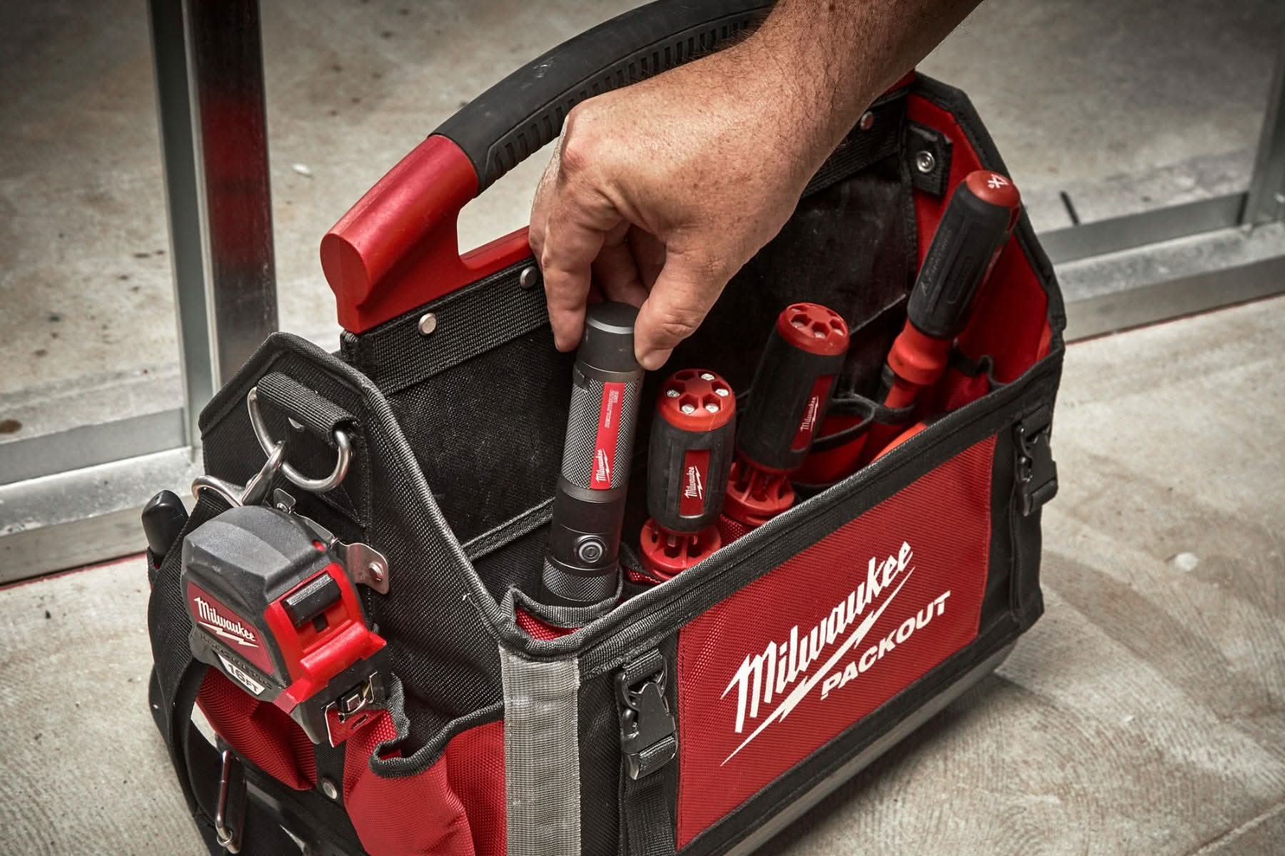 Milwaukee 2161-21 USB Rechargable 1100-Lumen Twist Focus Flashlight with Bonus Battery