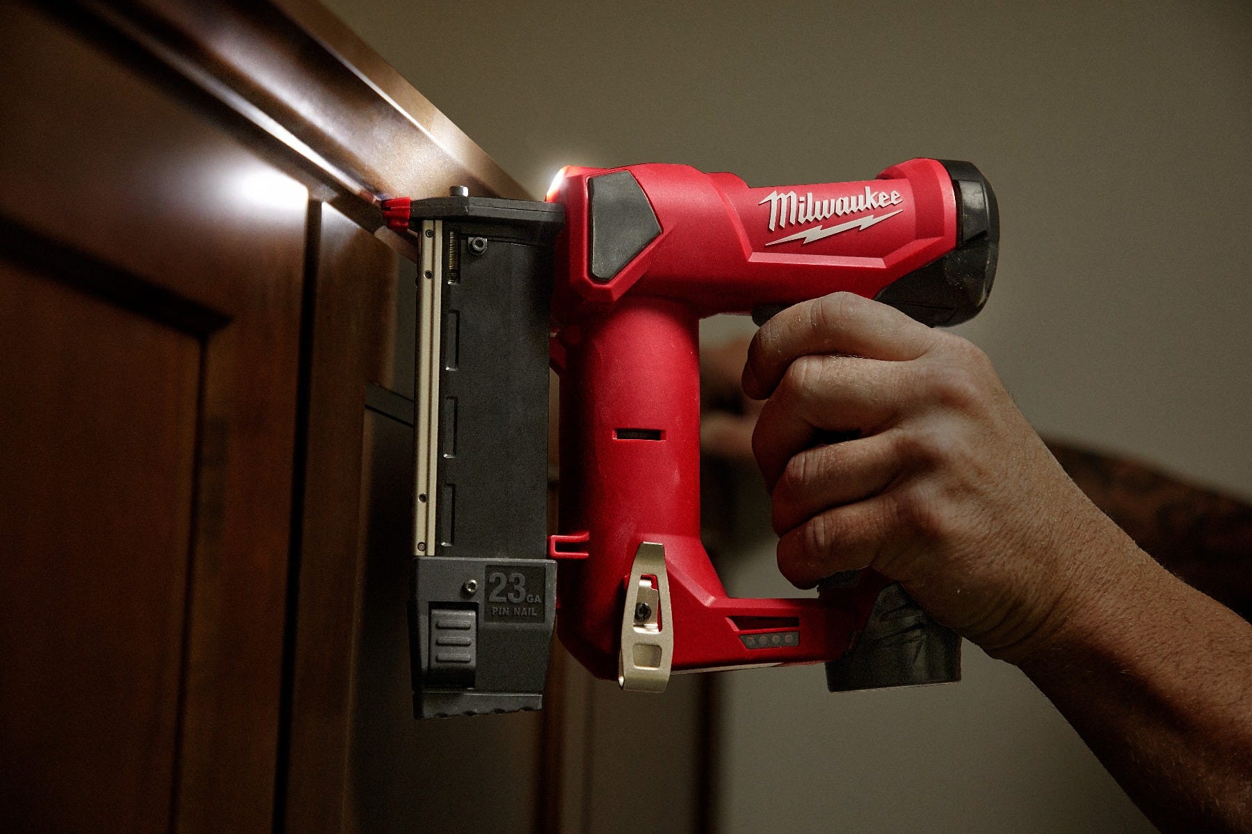 Milwaukee 2540-20 M12 Cordless 23-Gauge Pin Nailer 6.0Ah Kit