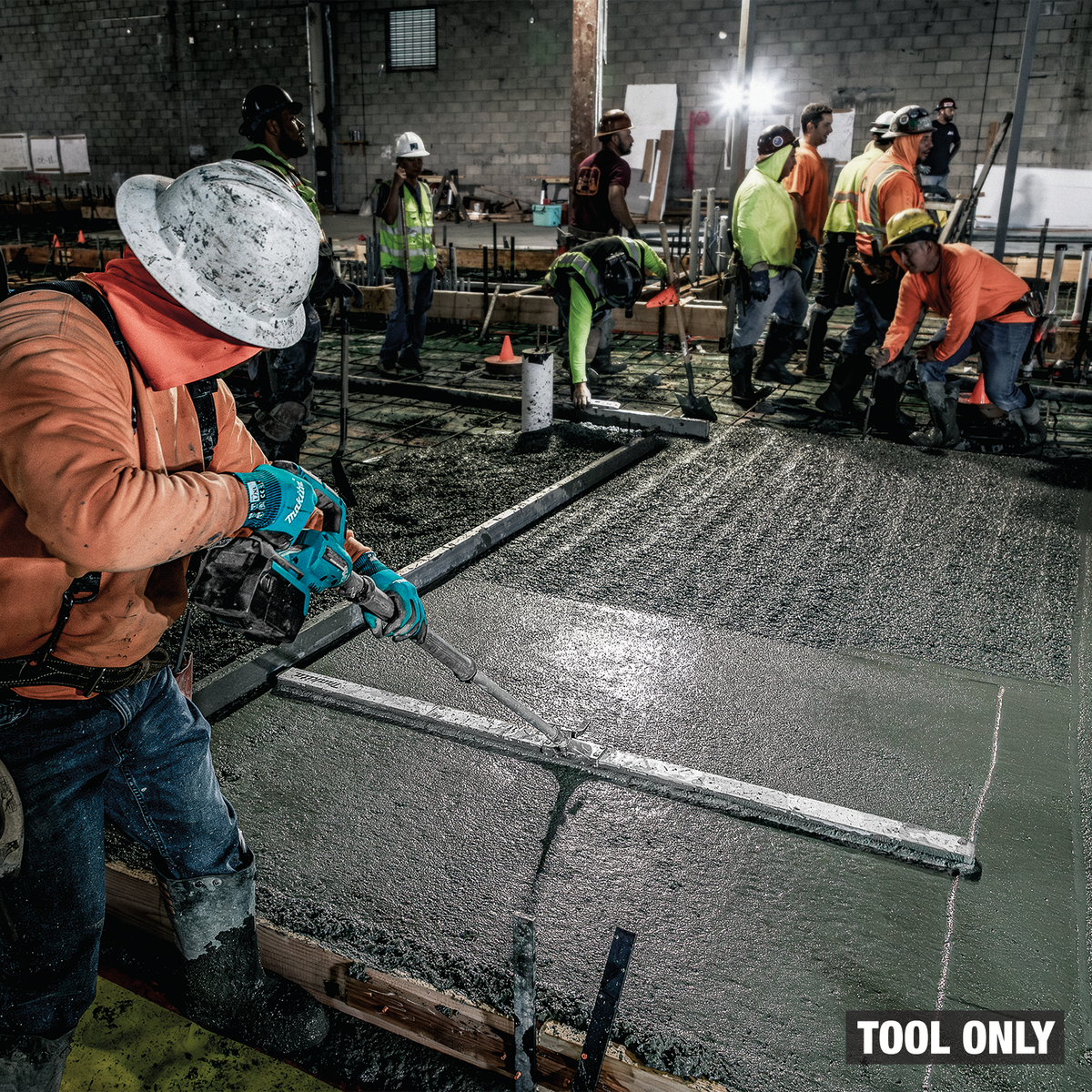 Makita 40V max XGT Brushless Vibratory Screed Power Head (VL001GZ) - in use on the job 9