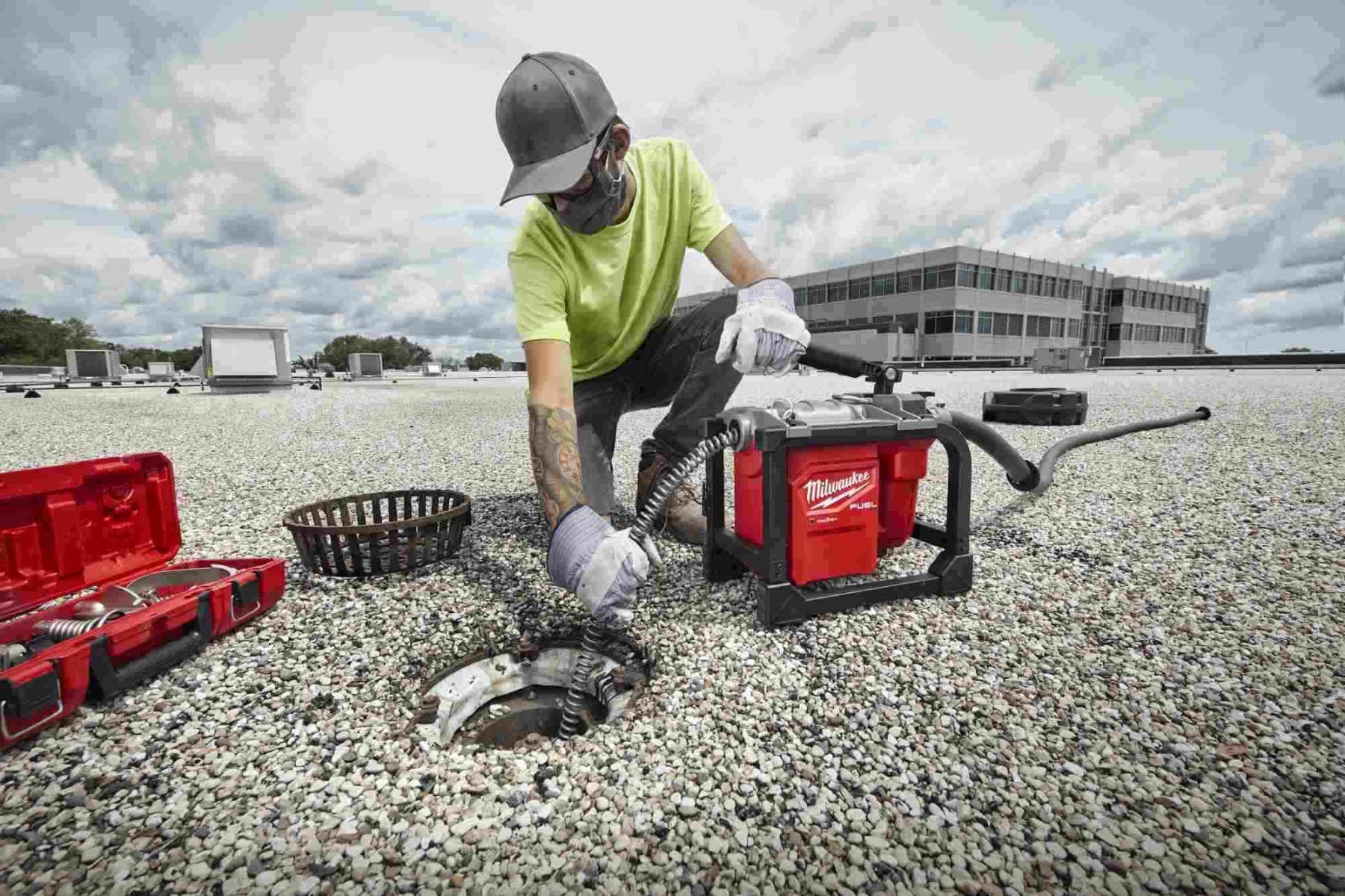 Milwaukee 2818A-21 M18 FUEL Sectional Machine 7/8-Inch 12.0Ah Kit