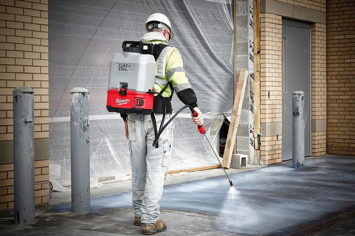 Milwaukee 2820-21CS M18 SWITCH TANK 4-Gallon Backpack Concrete Sprayer 3.0Ah Kit