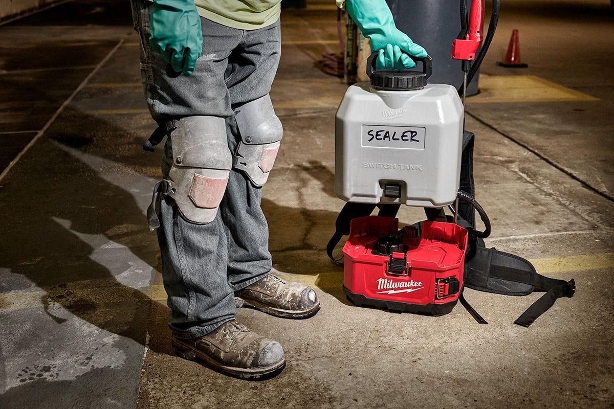 Milwaukee 2820-21CS M18 SWITCH TANK 4-Gallon Backpack Concrete Sprayer 3.0Ah Kit