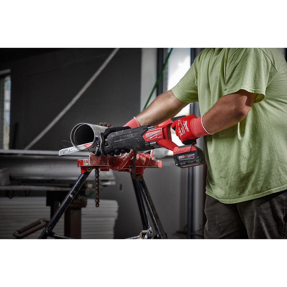 Milwaukee 2821-21 M18 FUEL SAWZALL Recip Saw, 5.0Ah Kit