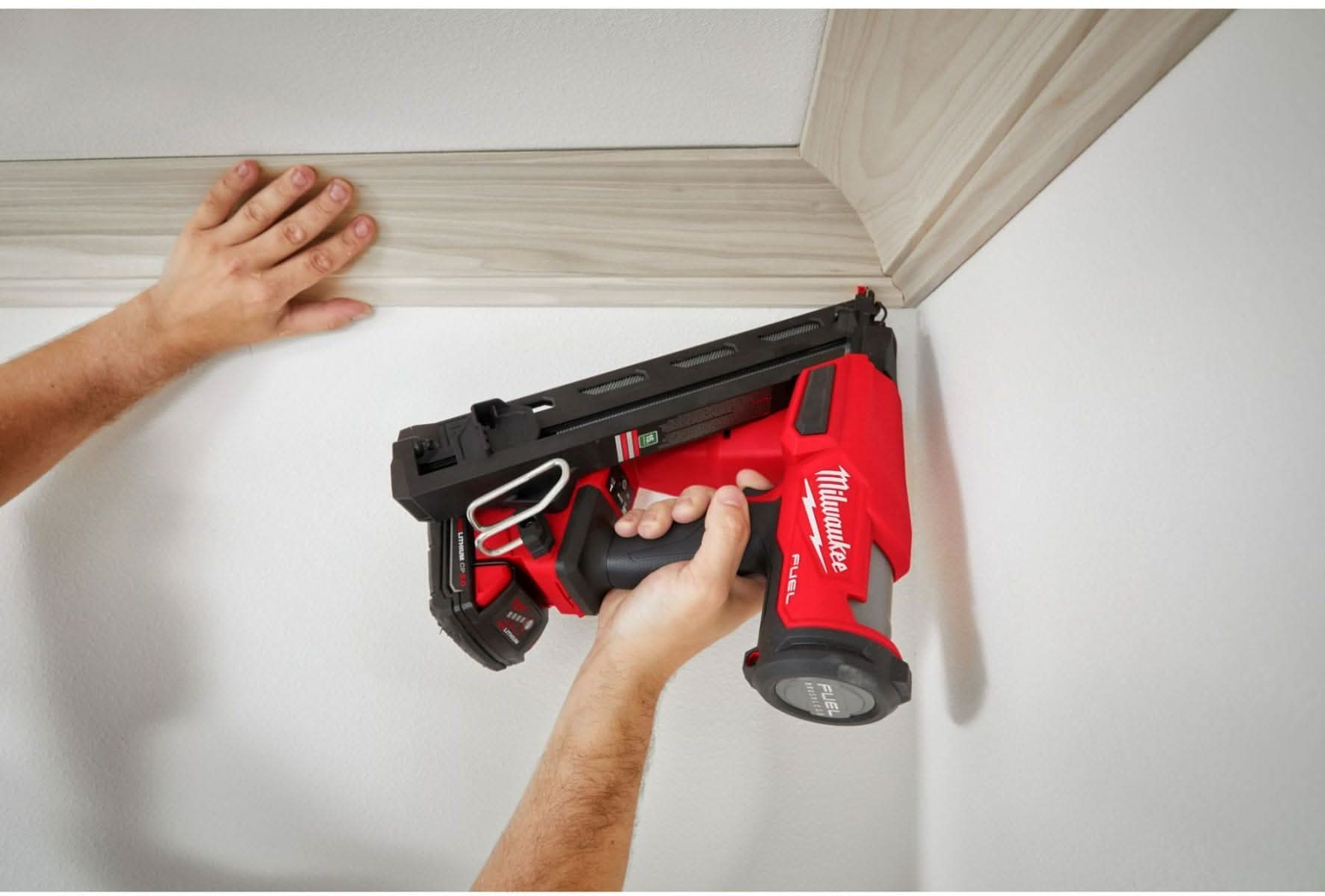 Milwaukee 2839-21CT M18 FUEL 15-Gauge Finish Nailer 2.0Ah Kit