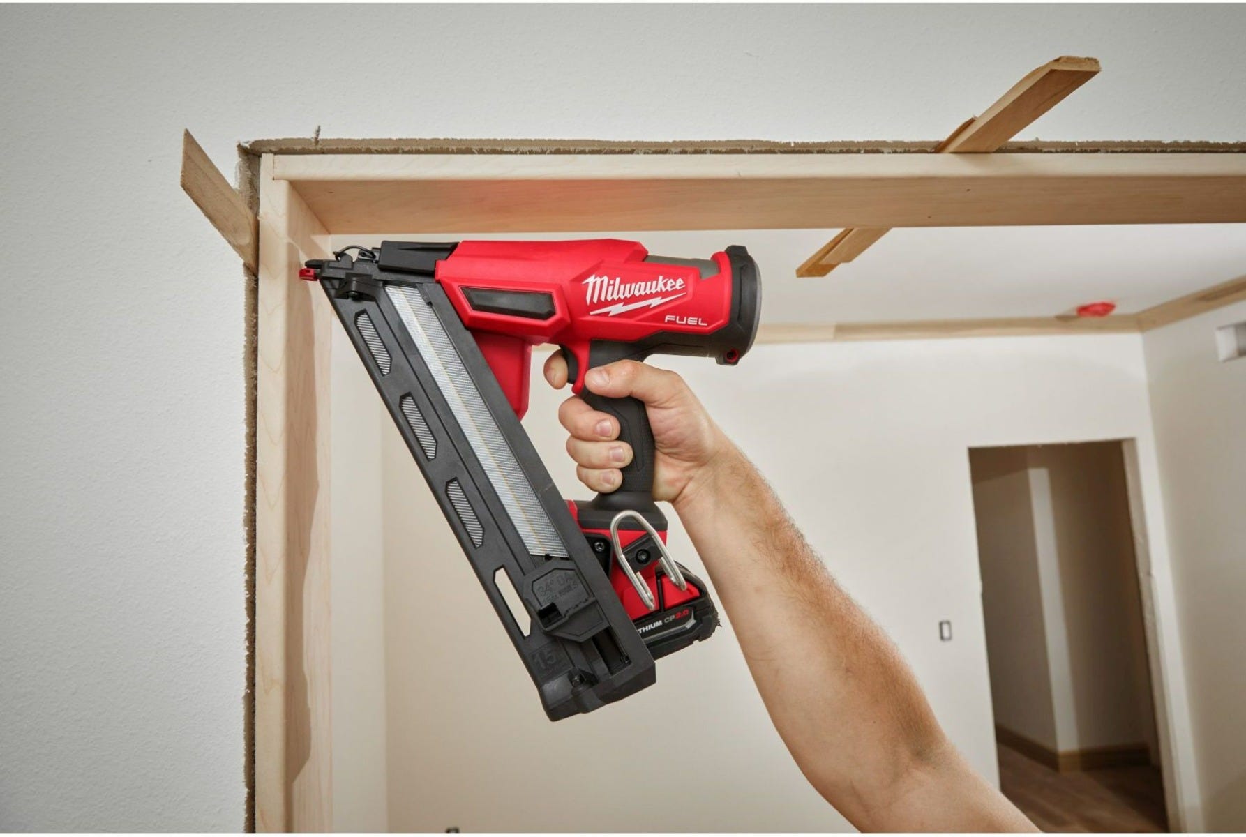 Milwaukee 2839-21CT M18 FUEL 15-Gauge Finish Nailer 2.0Ah Kit